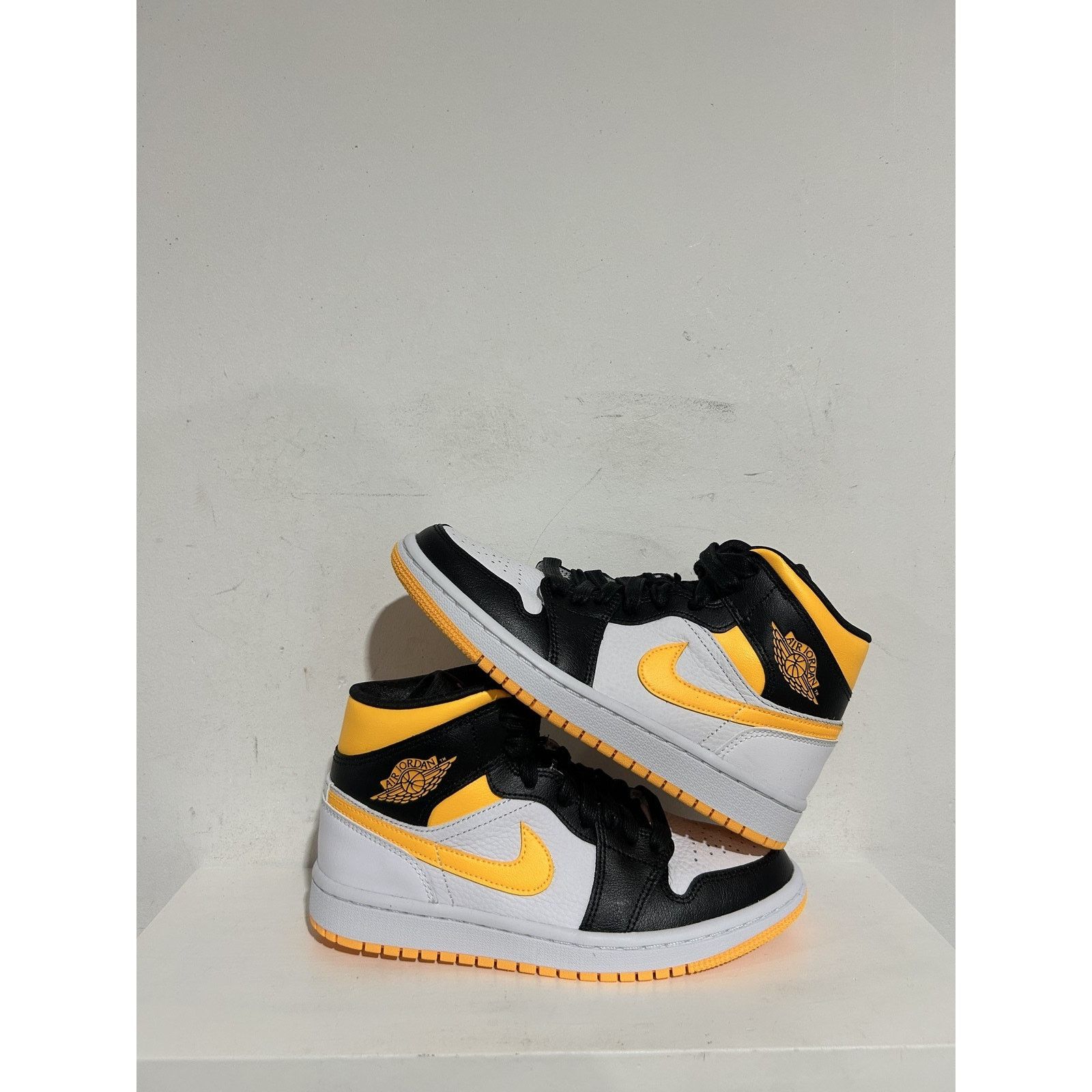 Nike JORDAN 1 MID LASER ORANGE BLACK SIZE 6W (4.5MENS) Size US 6 / IT 36 - 1 Thumbnail