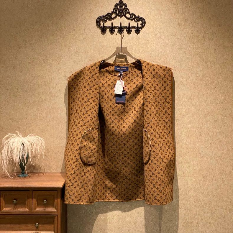 Louis Vuitton Louis Vuitton Camel presbyopic full print bathrobe coat Size XXS / US 00 / IT 34 - 6 Thumbnail