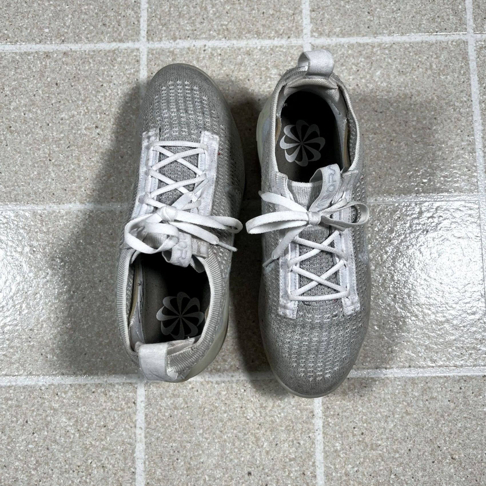 Nike Nike Air VaporMax Flyknit 2021 Sneakers Men 6 Silver Womens 7.5 Athletic-Vintage? Size US 6 / EU 39 - 6 Thumbnail