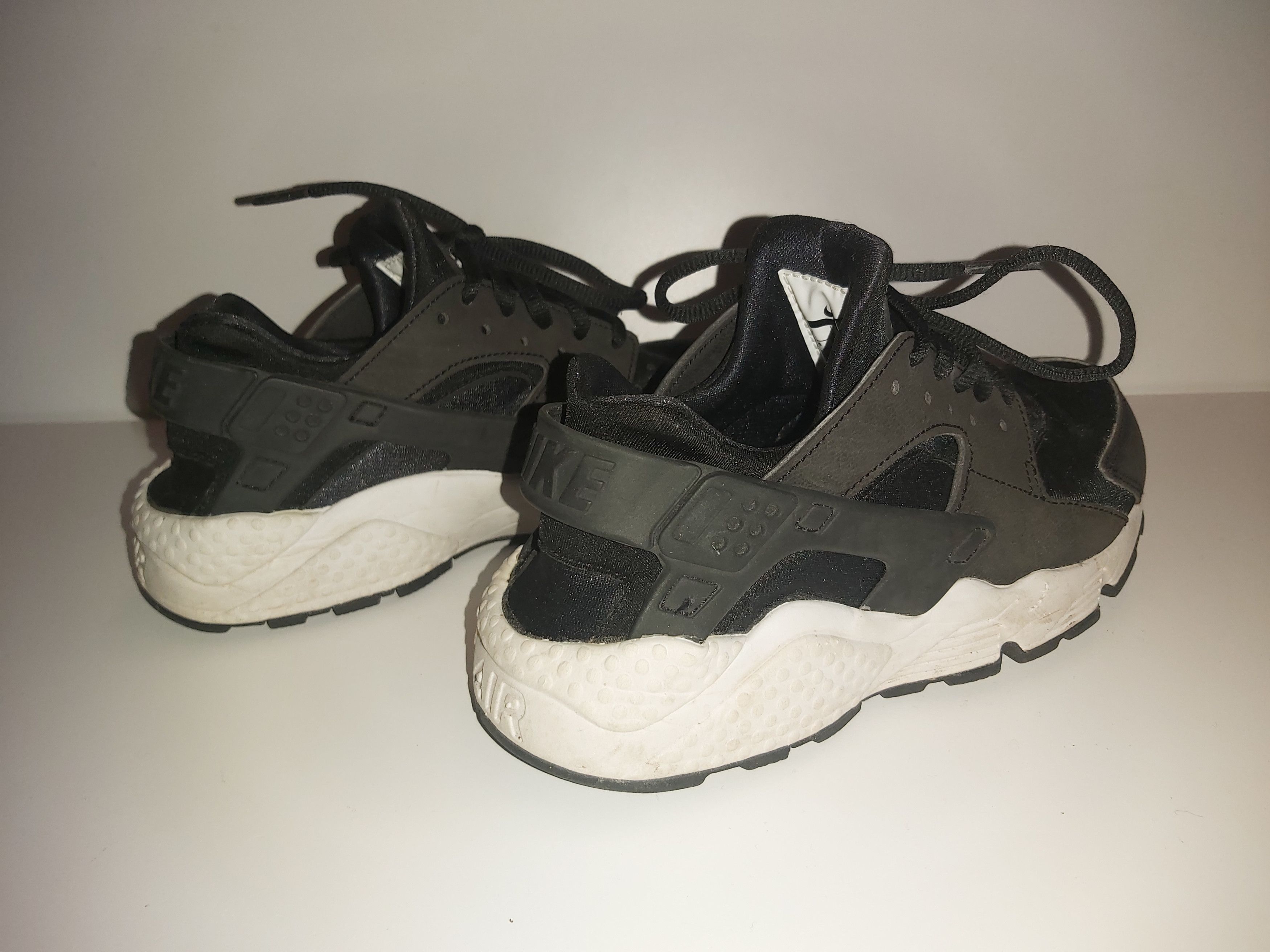 Nike 35,5eur 5us NIKE AIR HUARACHE WMNS "Black-White" 634835-006 Size US 5 / IT 35 - 5 Thumbnail