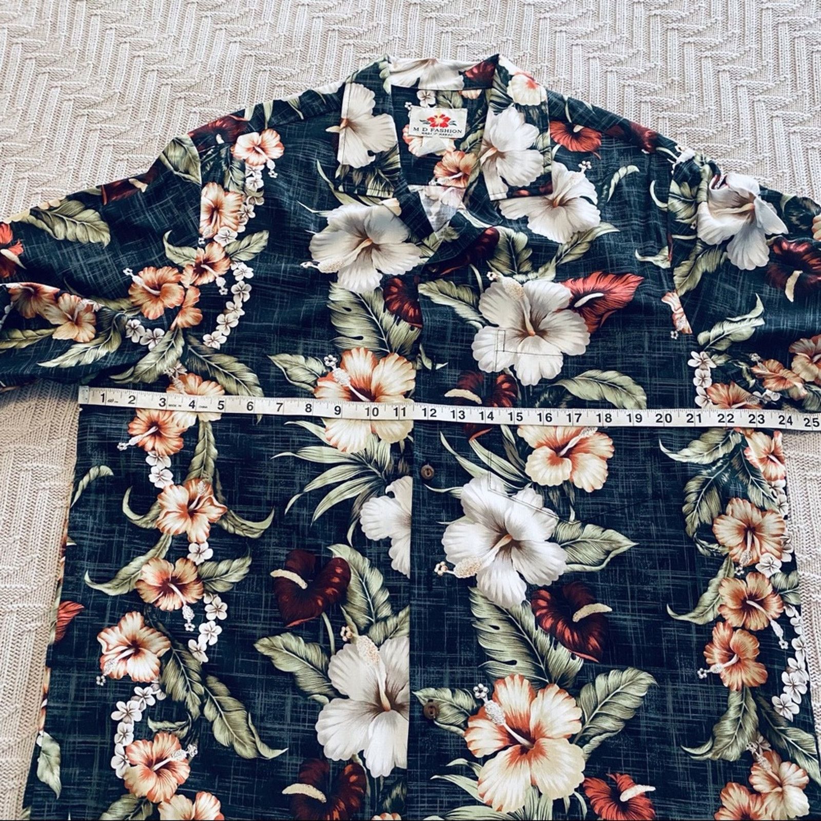 Vintage Vintage Made in Hawaii black Hawaiian button down size L Size US L / EU 52-54 / 3 - 7 Thumbnail