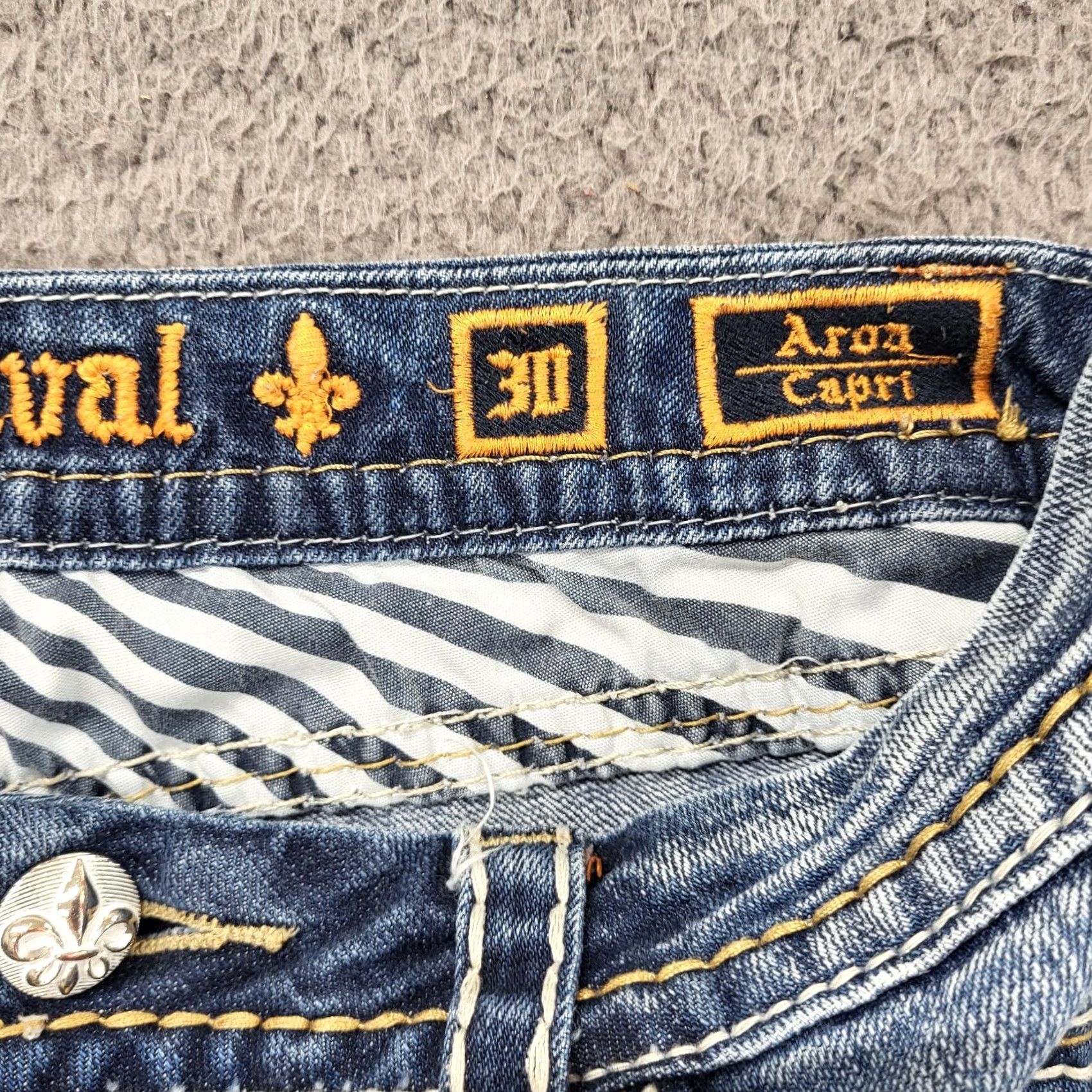 Vintage Rock Revival Capri Womens 31 Denim Embroidered Bedazzled Aroa Capris 5-Pocket Buckle Bke Jeans Blue Short/Medium Sized Womens Size ONE SIZE - 5 Thumbnail