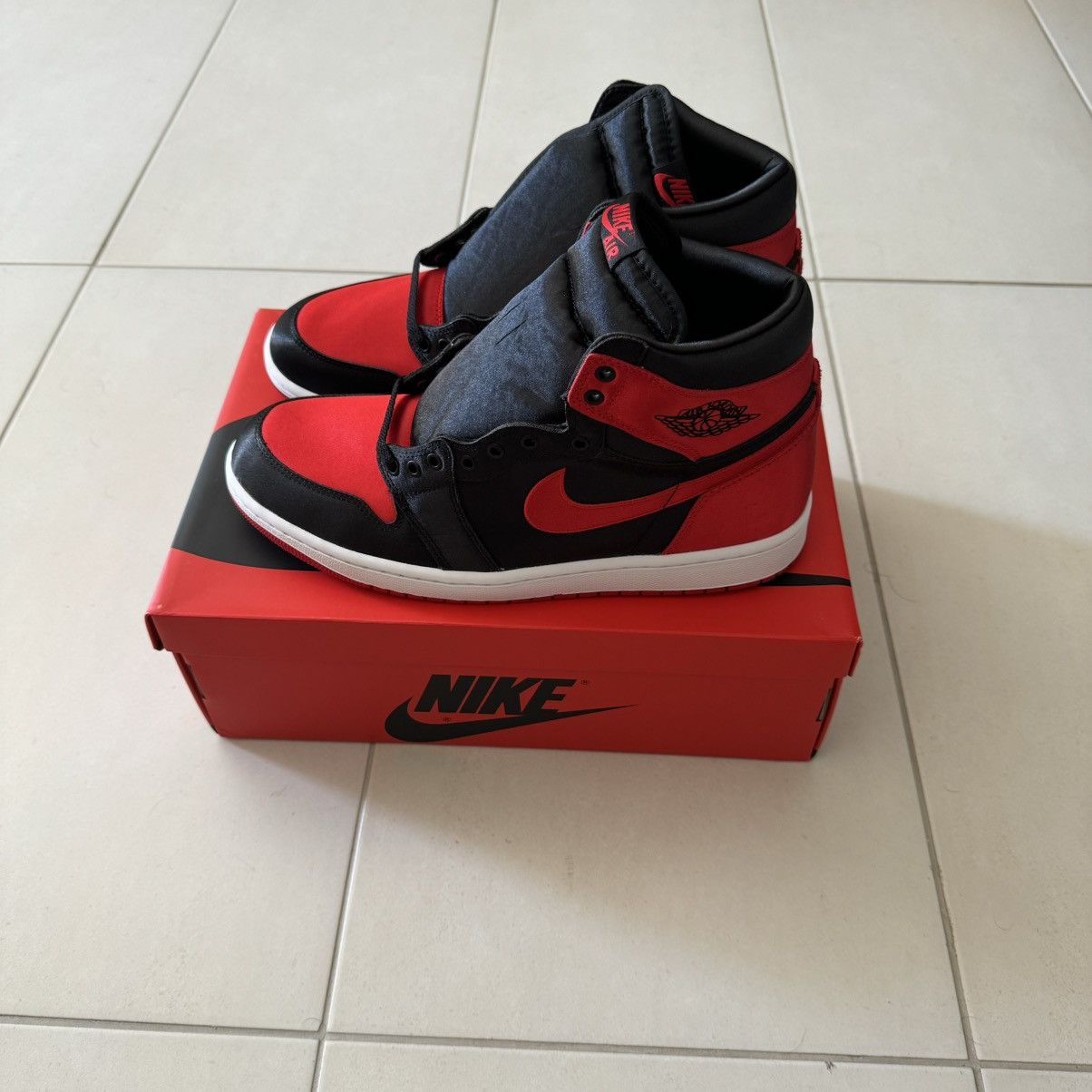 Jordan Brand × Nike Nike Air Jordan 1 Retro High Satin Bred Size US 10.5 / EU 43-44 - 4 Thumbnail
