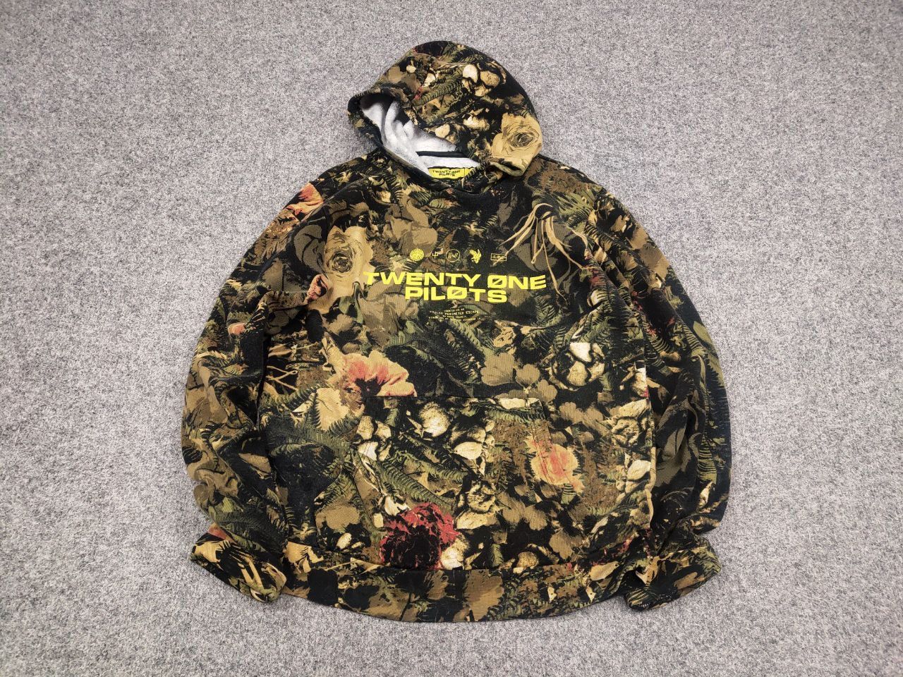 Band Tees Vintage Twenty One Pilots Band Logo Camo Floral Green Hoodie Size US S / EU 44-46 / 1 - 2 Thumbnail