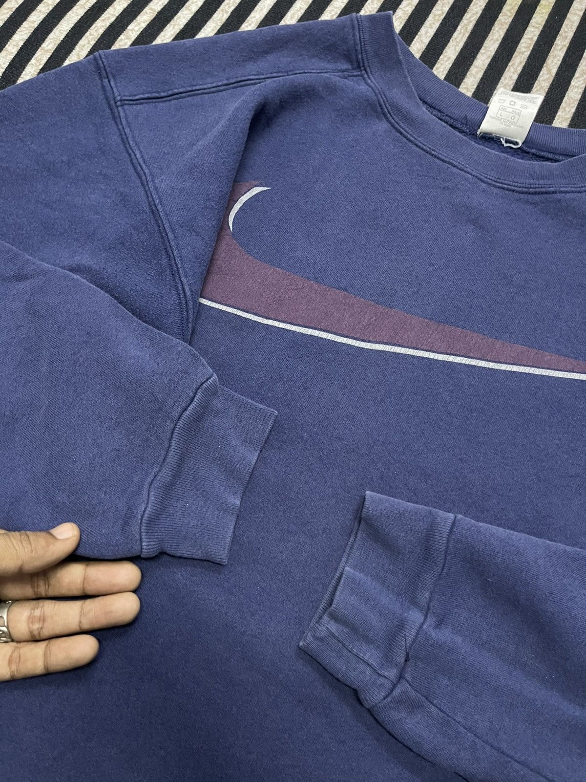 Nike 90s NIKE BIG SWOOSH SWEATSHIRT NICELY FADED Size US L / EU 52-54 / 3 - 11 Thumbnail