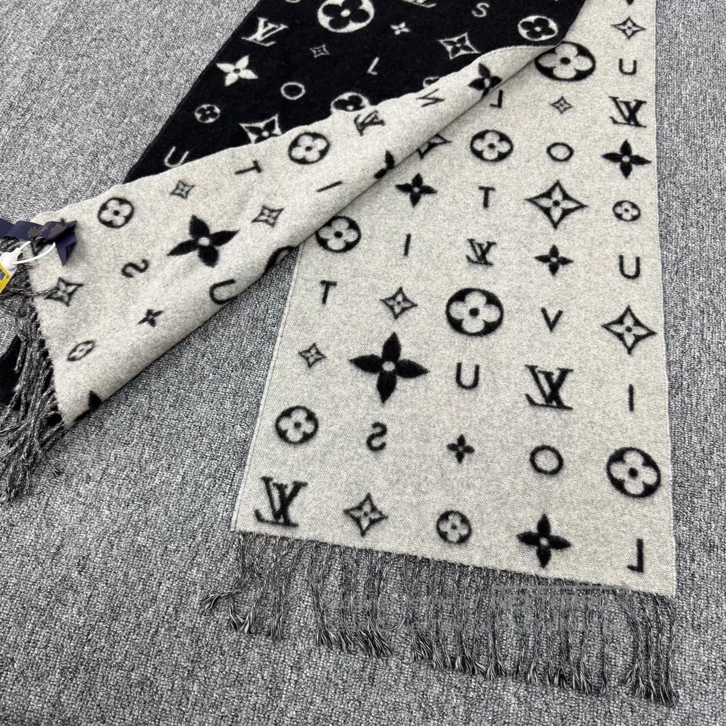 Louis Vuitton Louis Vuitton Full-print elderly-style scarf, double-sided Size ONE SIZE - 3 Thumbnail
