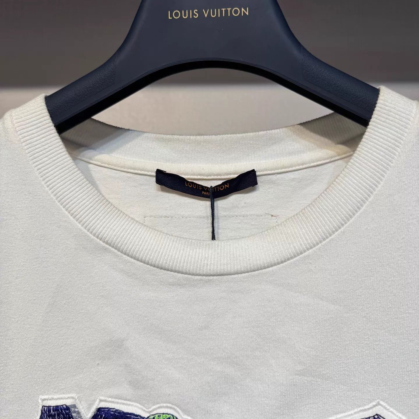 Louis Vuitton Louis Vuitton White Short Sleeve T L Embossed Logo Size US L / EU 52-54 / 3 - 3 Thumbnail