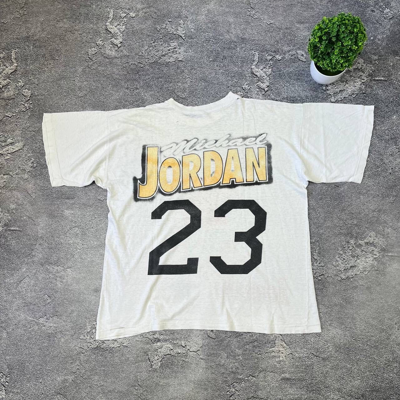 Vintage Vintage Michael Jordan #23 Chicago Bulls Overprint T shirt Size US XL / EU 56 / 4 - 11 Thumbnail
