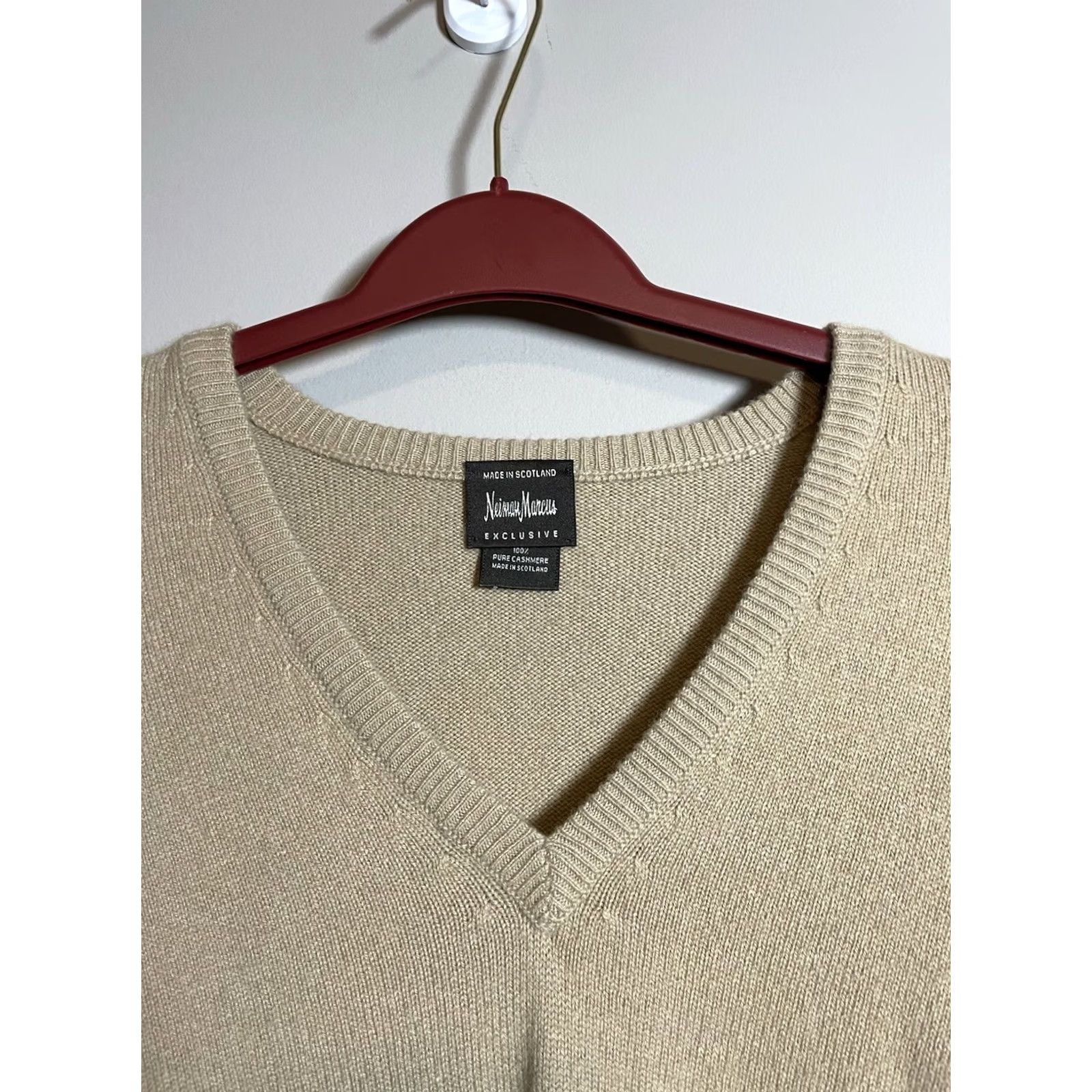 Neiman Marcus Neiman Marcus Cashmere Sweater Men XL Beige Light Pullover V-Neck Size US XL / EU 56 / 4 - 2 Thumbnail