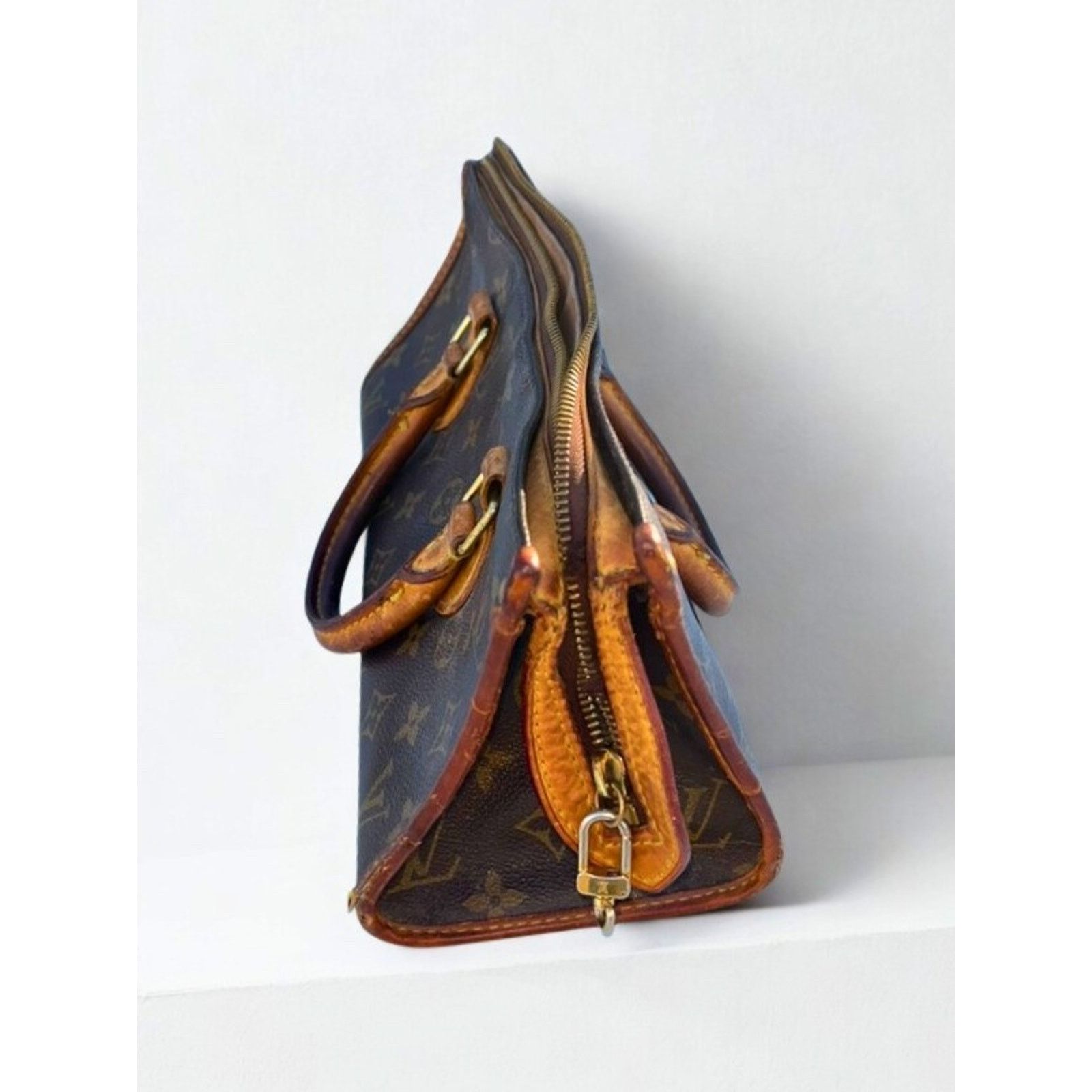 Louis Vuitton Louis Vuitton Papillon 26 Monogram Canvas Handbag Vintage Size ONE SIZE - 4 Thumbnail