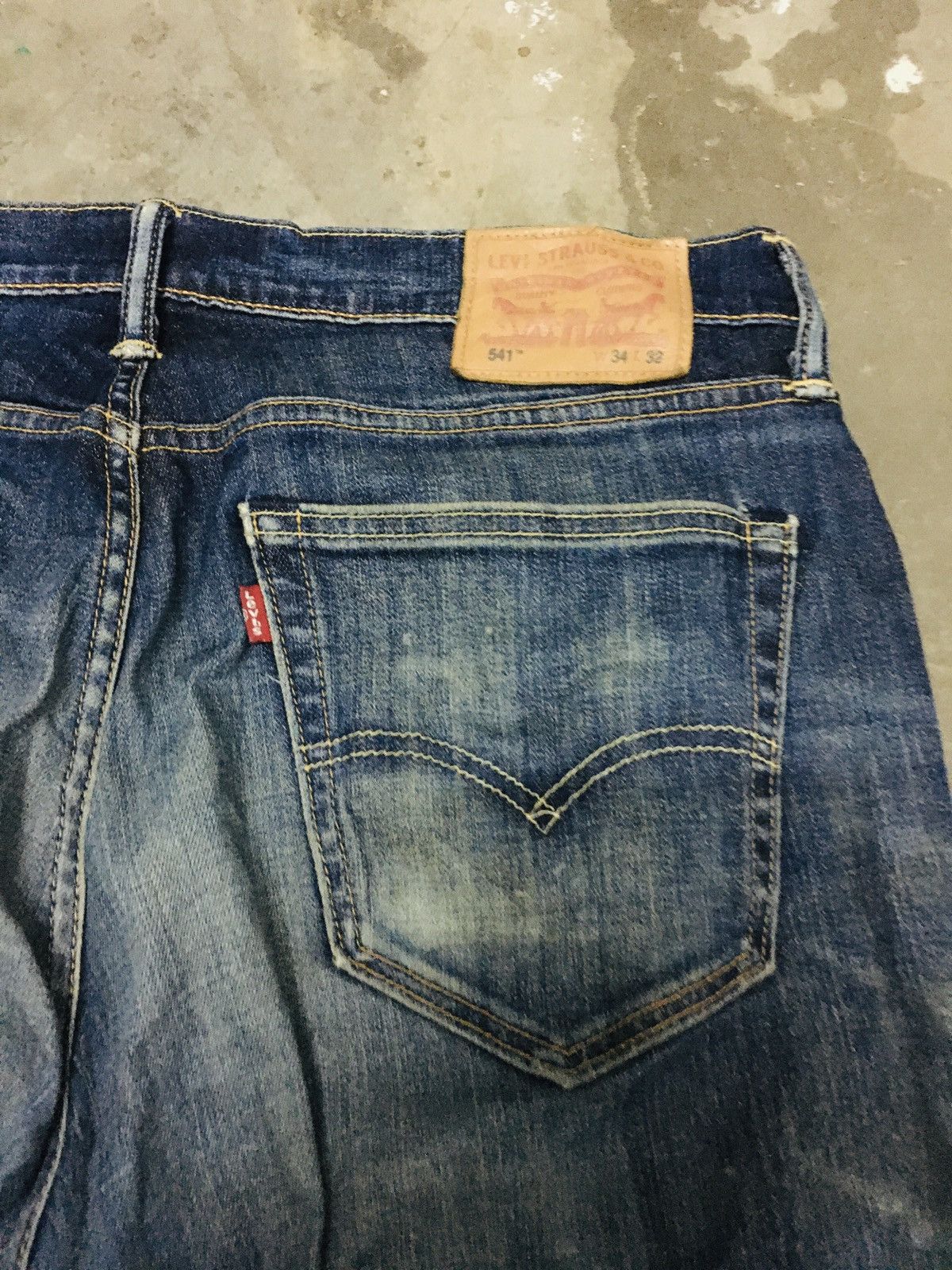 Levi's Levis Lot 541 Distressed Jeans (15) Size US 37 - 14 Thumbnail