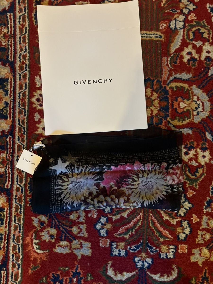 Givenchy Givenchy scarf with a star and floral design Size ONE SIZE - 3 Thumbnail