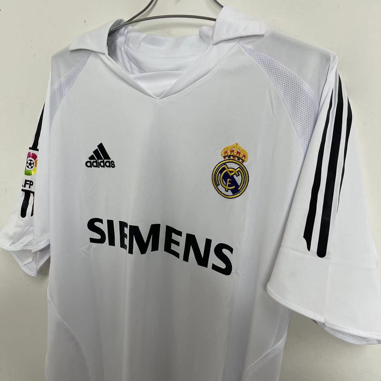 Vintage 2004-05 Beckham Real Madrid Home Soccer Jersey Size US L / EU 52-54 / 3 - 3 Thumbnail