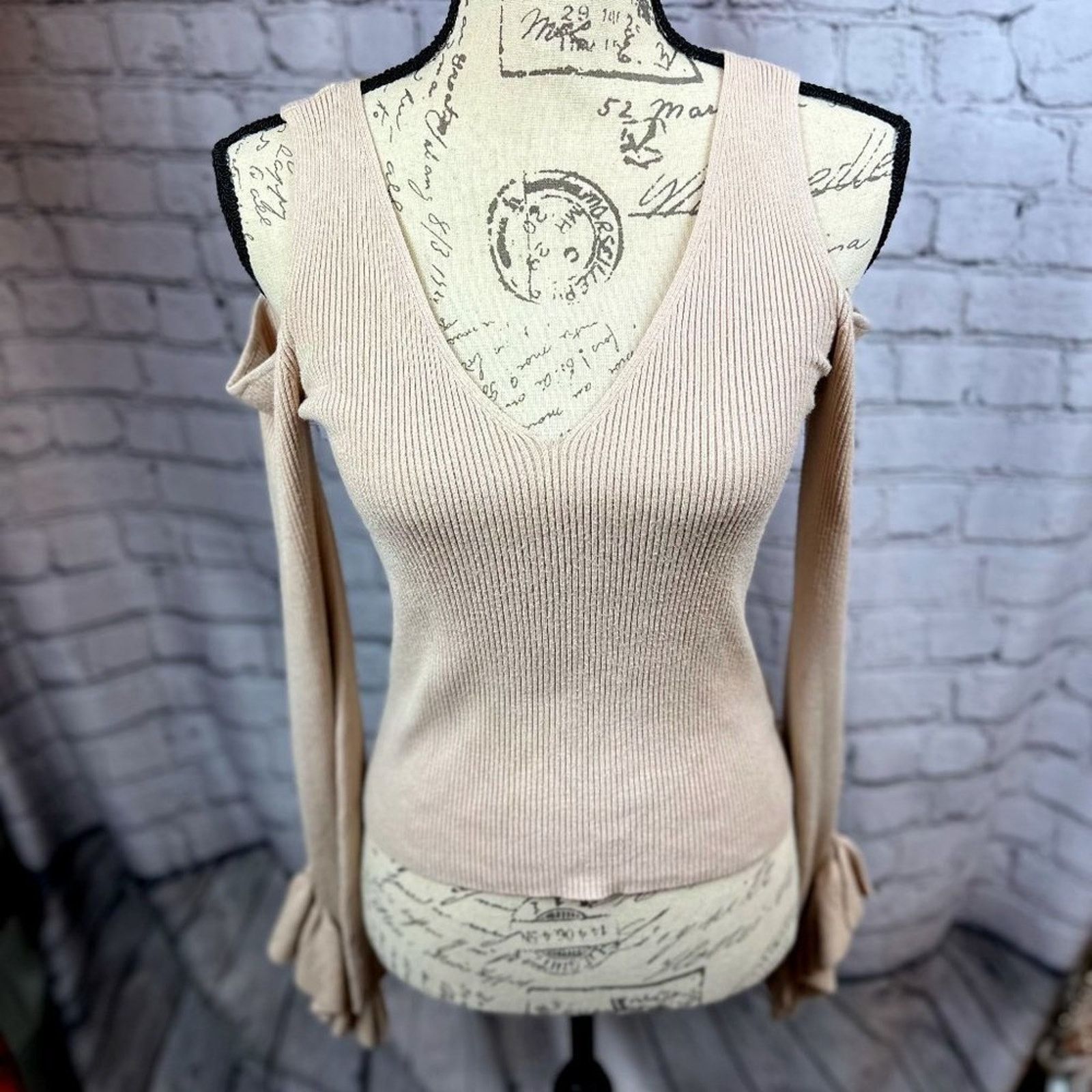 Express Express Cold Shoulder V Neck Bell Sleeve Sweater Blush M Size M / US 6-8 / IT 42-44 - 5 Thumbnail