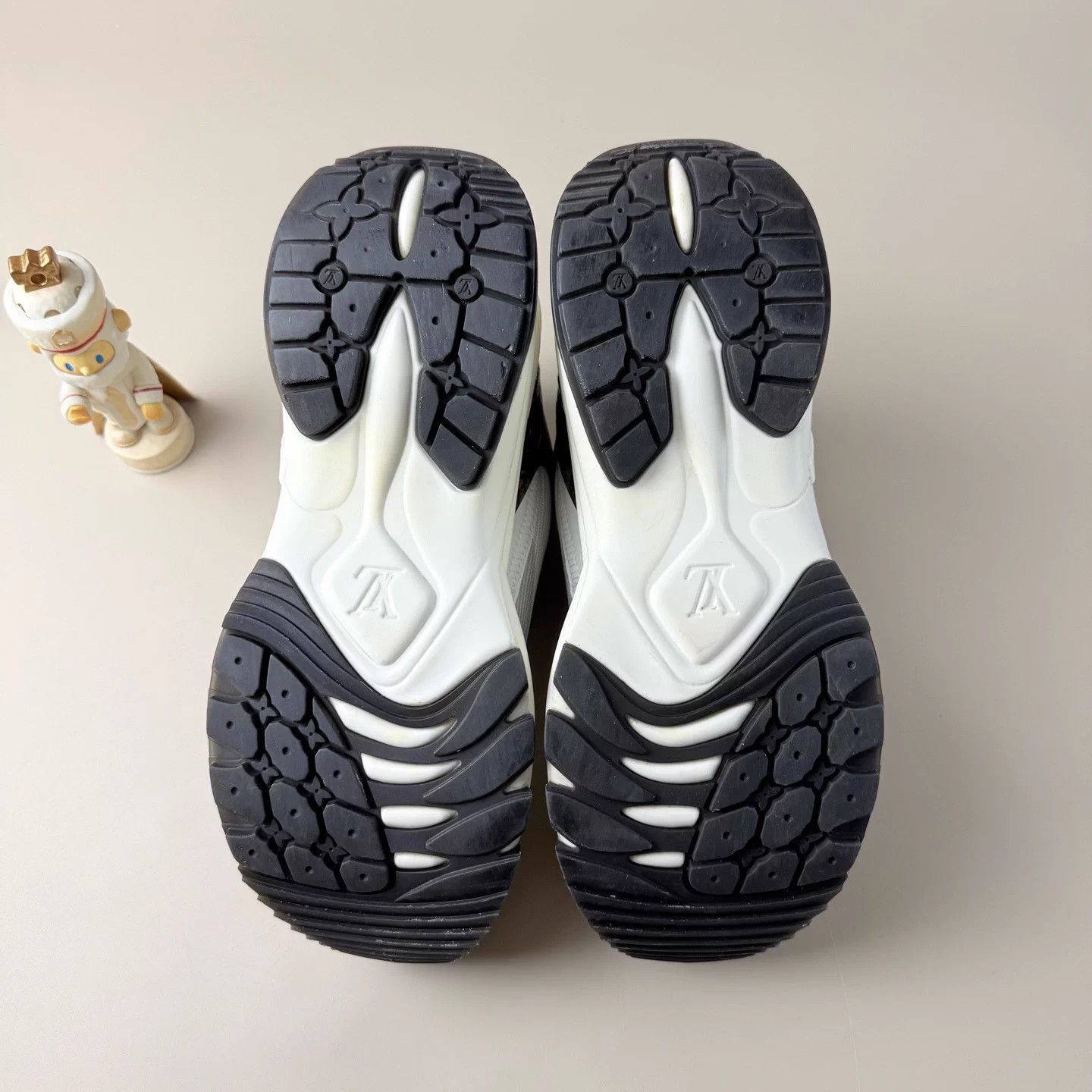 Louis Vuitton LV Run55 White Brown Casual Shoes 37 EU Size US 6 / IT 36 - 7 Thumbnail
