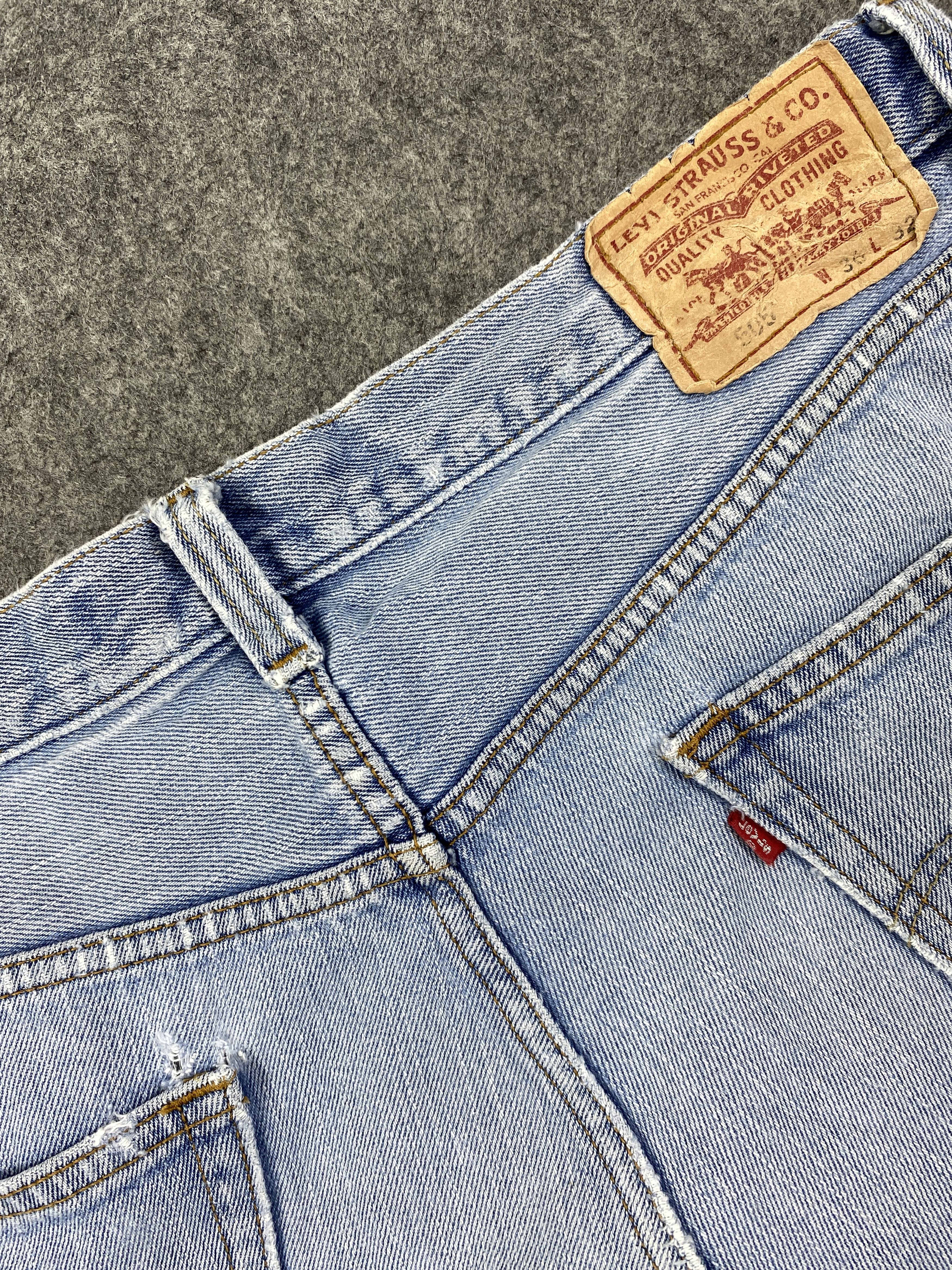 Levi's Mid Blue Vintage Levi's 505 Jeans 35x31 Denim -JN1790 Size US 35 - 10 Thumbnail