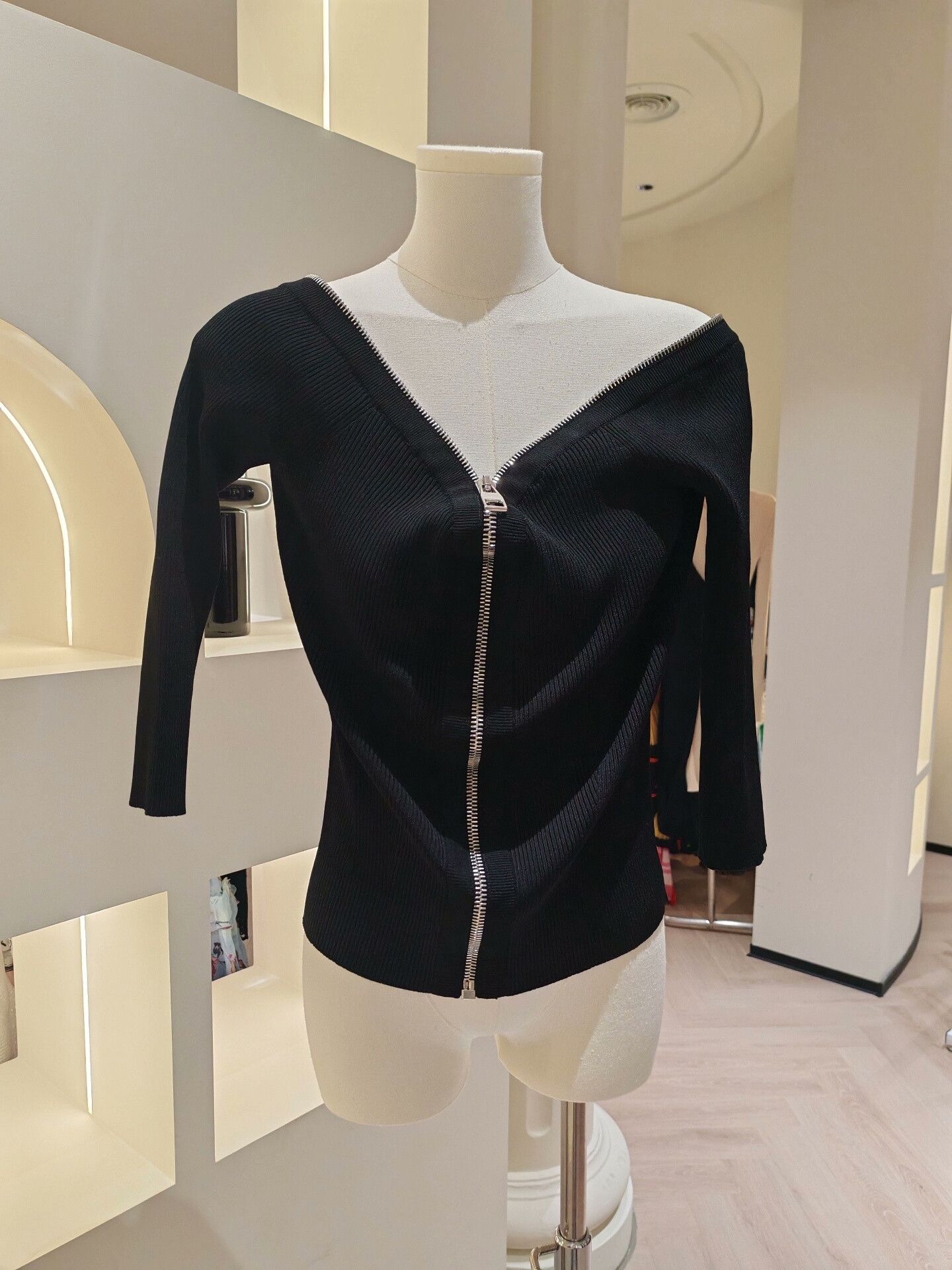 Alexander McQueen Alexander McQueen Black Knit Cardigan Size M / US 6-8 / IT 42-44 - 1 Thumbnail