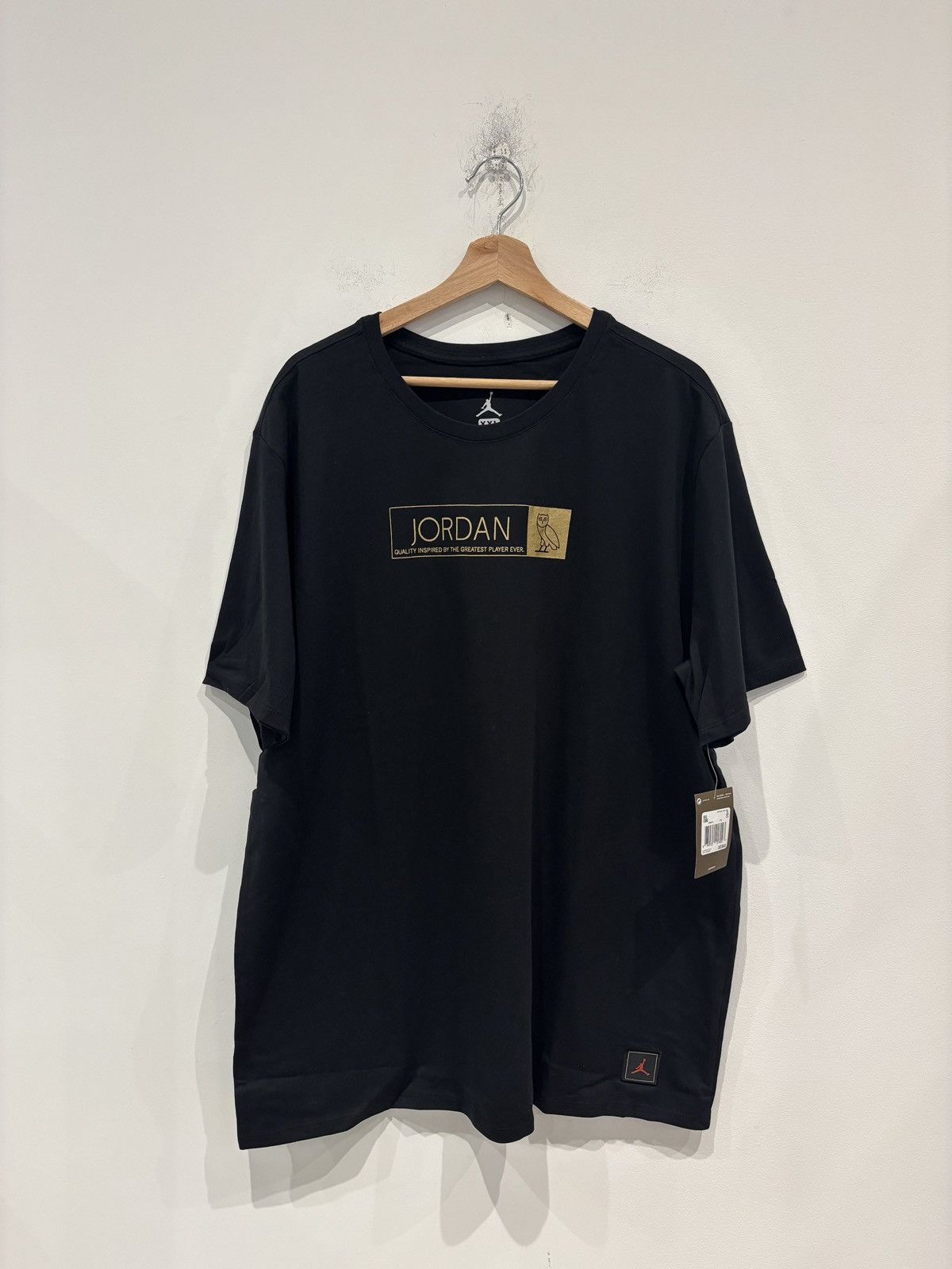 Jordan Brand × October's Very Own Air Jordan x OVO Tee Black/Metallic Gold Size: XXL Size US XXL / EU 58 / 5 - 1 Thumbnail