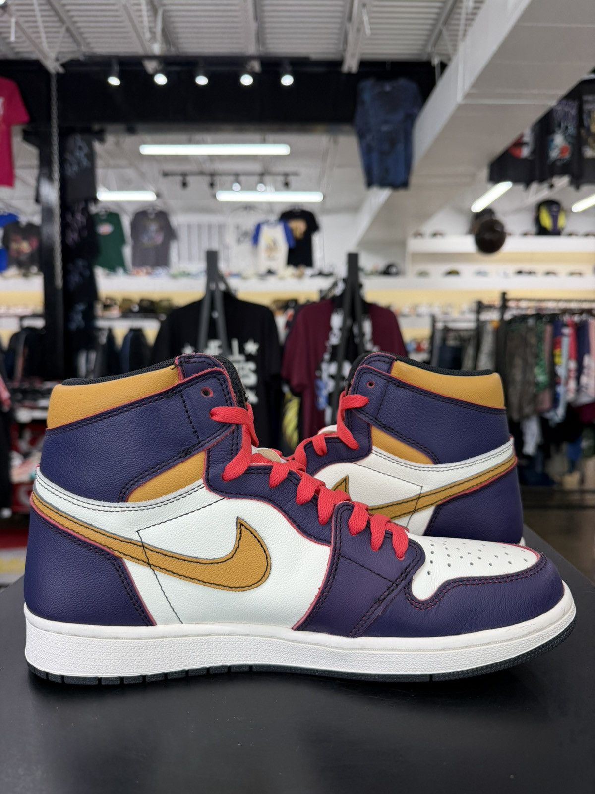 Jordan Brand Air Jordan 1 LA to Chicago Size 9 (2019) Size US 9 / EU 42 - 3 Thumbnail