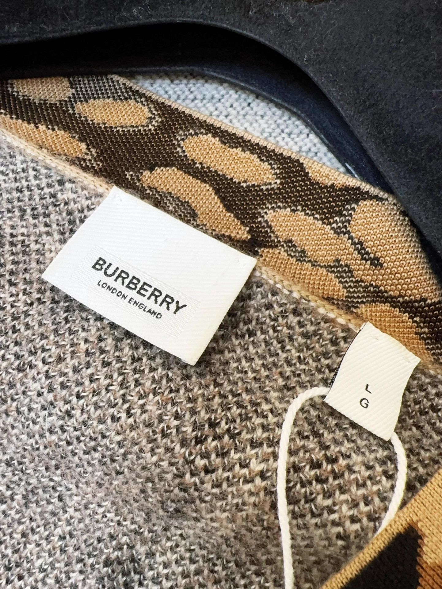 Burberry Burberry Check Leopard Trim V-neck Knit Sweater L Size L / US 10 / IT 46 - 5 Thumbnail