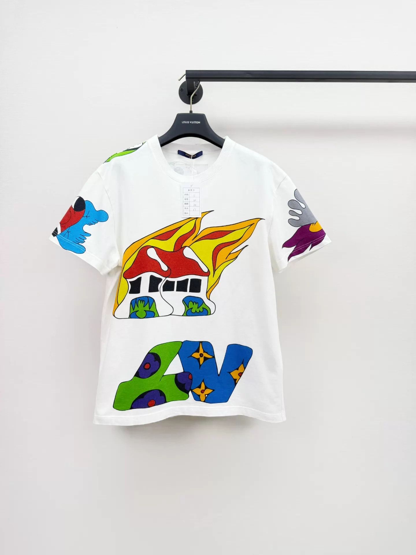 Louis Vuitton Louis Vuitton Printed T-Shirt Size S Authentic Worn 2x Size US S / EU 44-46 / 1 - 4 Thumbnail