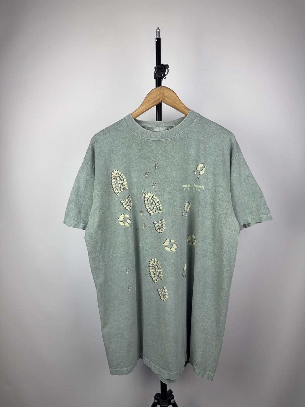Vintage Vintage 90s USA Leave only footprints BRYCE CANTON T-Shirt Size US L / EU 52-54 / 3 - 1 Thumbnail