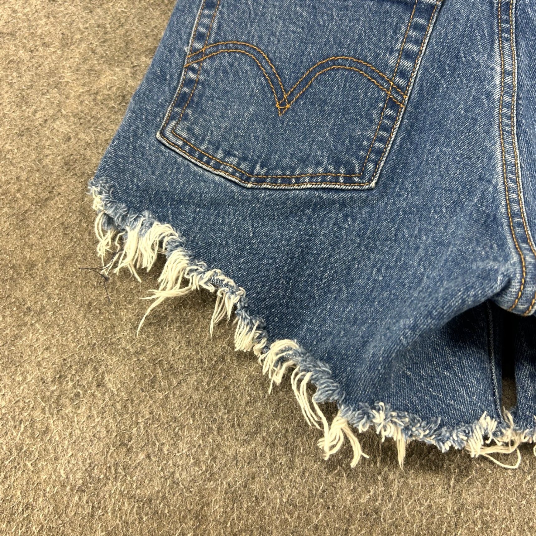 Levi's VINTAGE Levi's Shorts Womens 28 Blue Denim Jorts Wedgie Straight Medium Wash Cut Off Cargo Pocket USA 4 in Inseam Regular Mens? Wait. Size 28" / US 6 / IT 42 - 5 Thumbnail