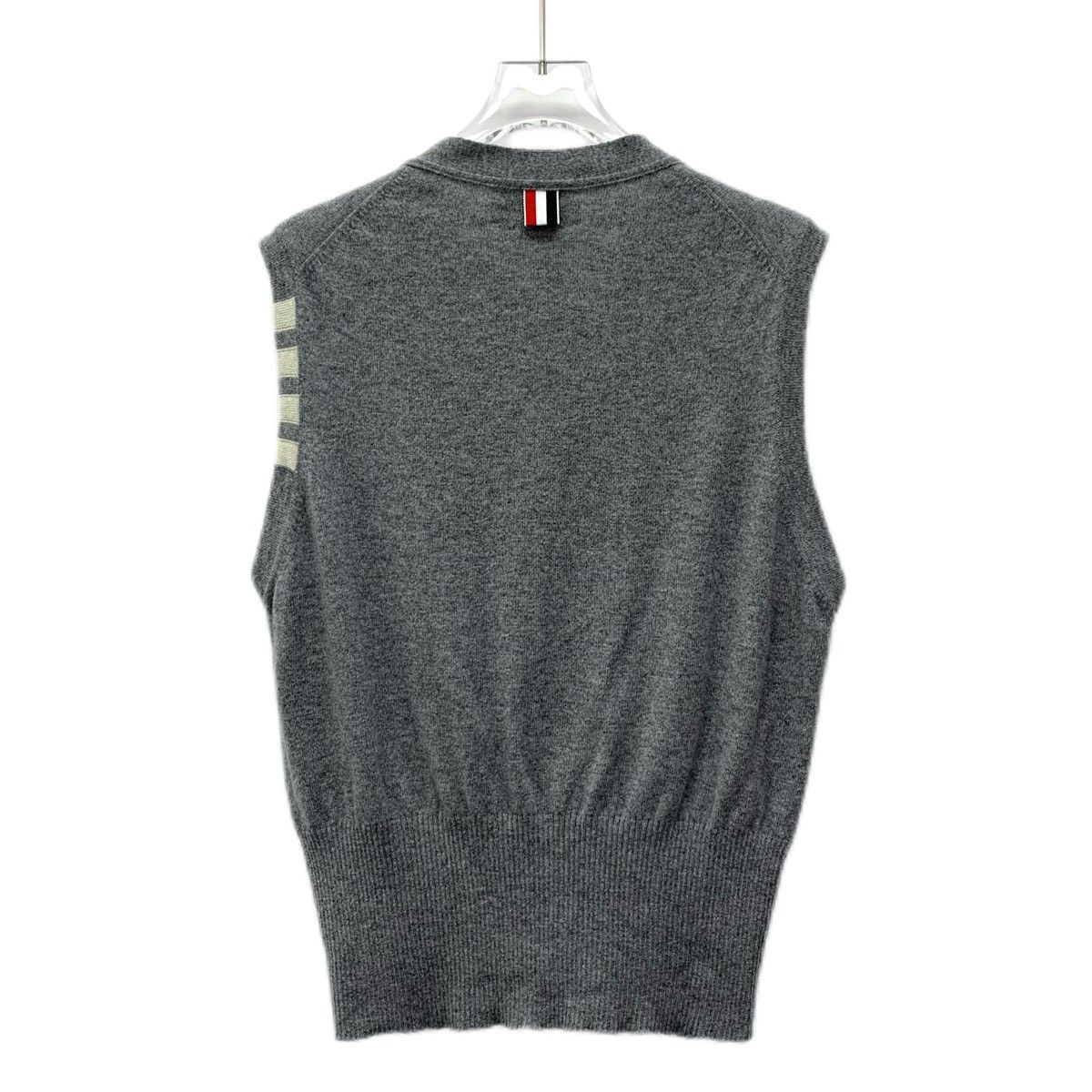 Thom Browne Thom Browne Grey Four-Bar Cashmere V-Neck Knit Vest K26WX Size L / US 10 / IT 46 - 2 Thumbnail