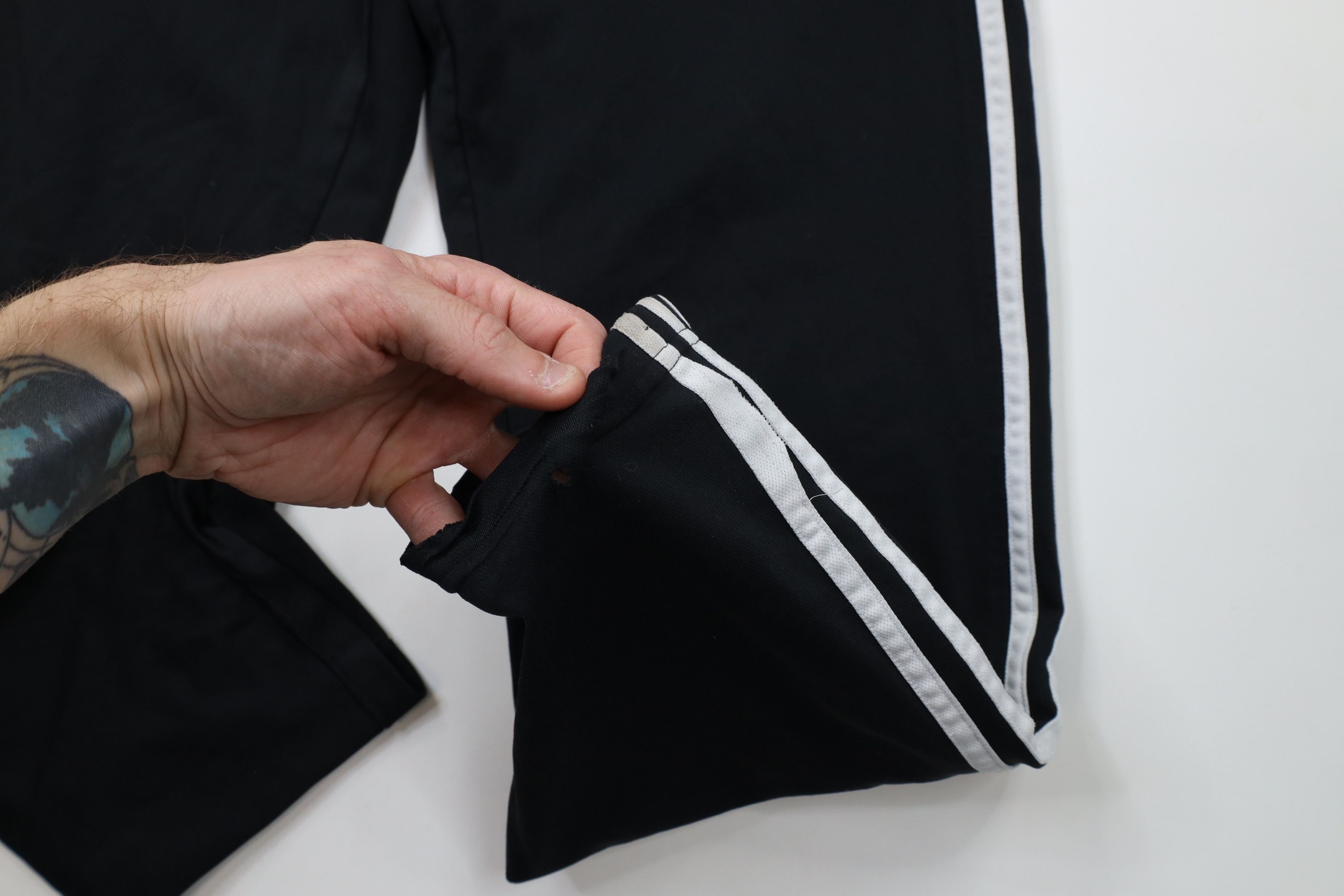 Adidas × Vintage Vintage Adidas Spell Out Wide Leg Sweatpants Pants Black Size US 34 / EU 50 - 7 Thumbnail
