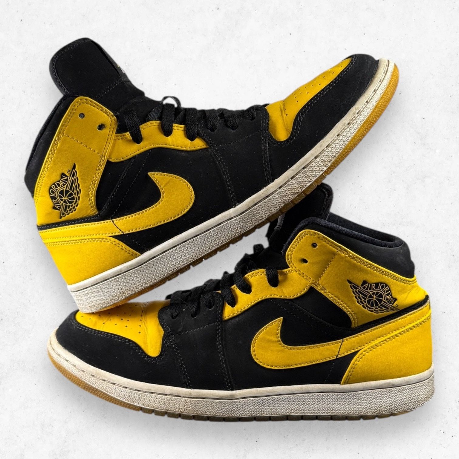 Jordan Brand Air Jordan 1 Retro Mid New Love OG 2017 554724-035 Mens 11 Size US 11 / EU 44 - 9 Thumbnail