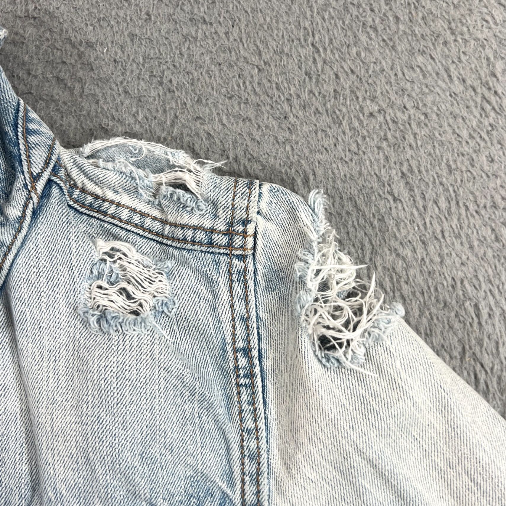 American Eagle Outfitters VINTAGE American Eagle Womens S Light Wash Distressed Denim Jean Jacket Trucker Grunge Size 28" / US 6 / IT 42 - 4 Thumbnail