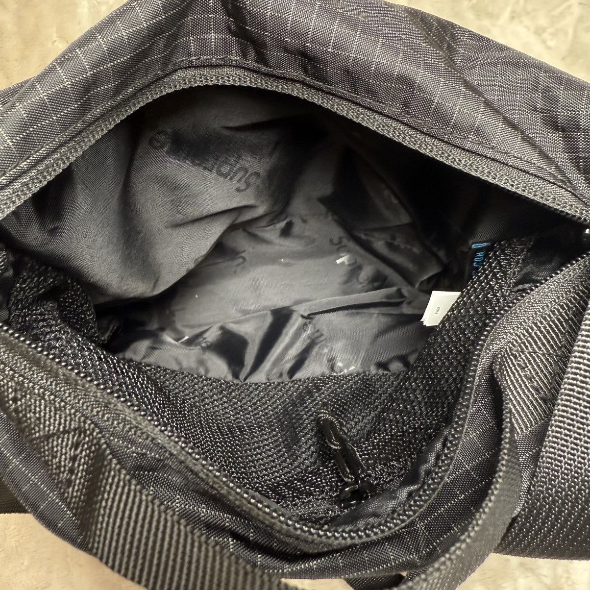 Supreme Supreme Logo Shoulder Bag Black (FW23) US 4L Water Resistant Size ONE SIZE - 4 Thumbnail