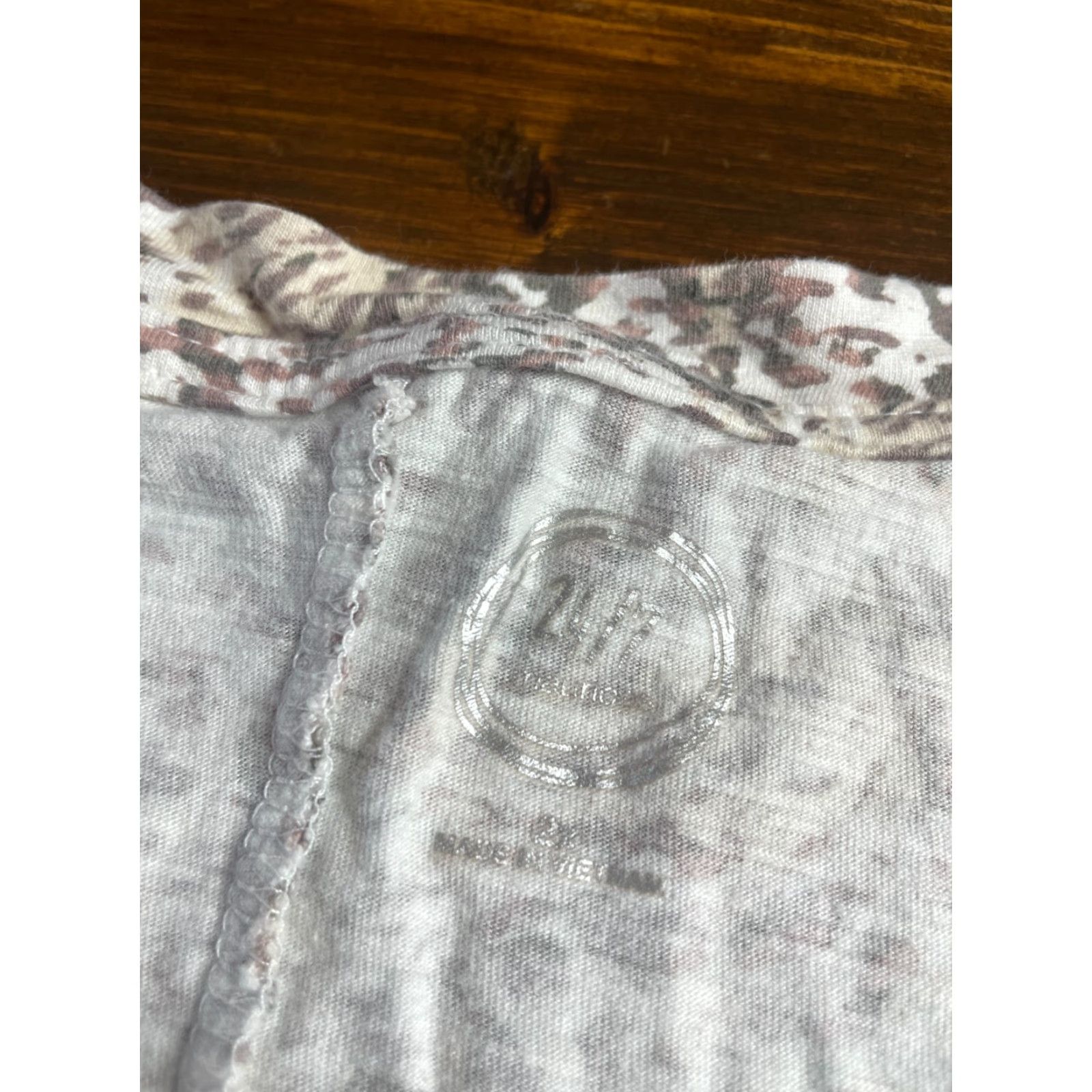 Vintage 24/7 by Maurices Tee Blouse Women's 24W White Tan Pattern High-Low V-Neck T-Shirt Womens Size 24W White Tan Pattern High-Low V-Neck Size 4XL / US 24-26 - 5 Thumbnail