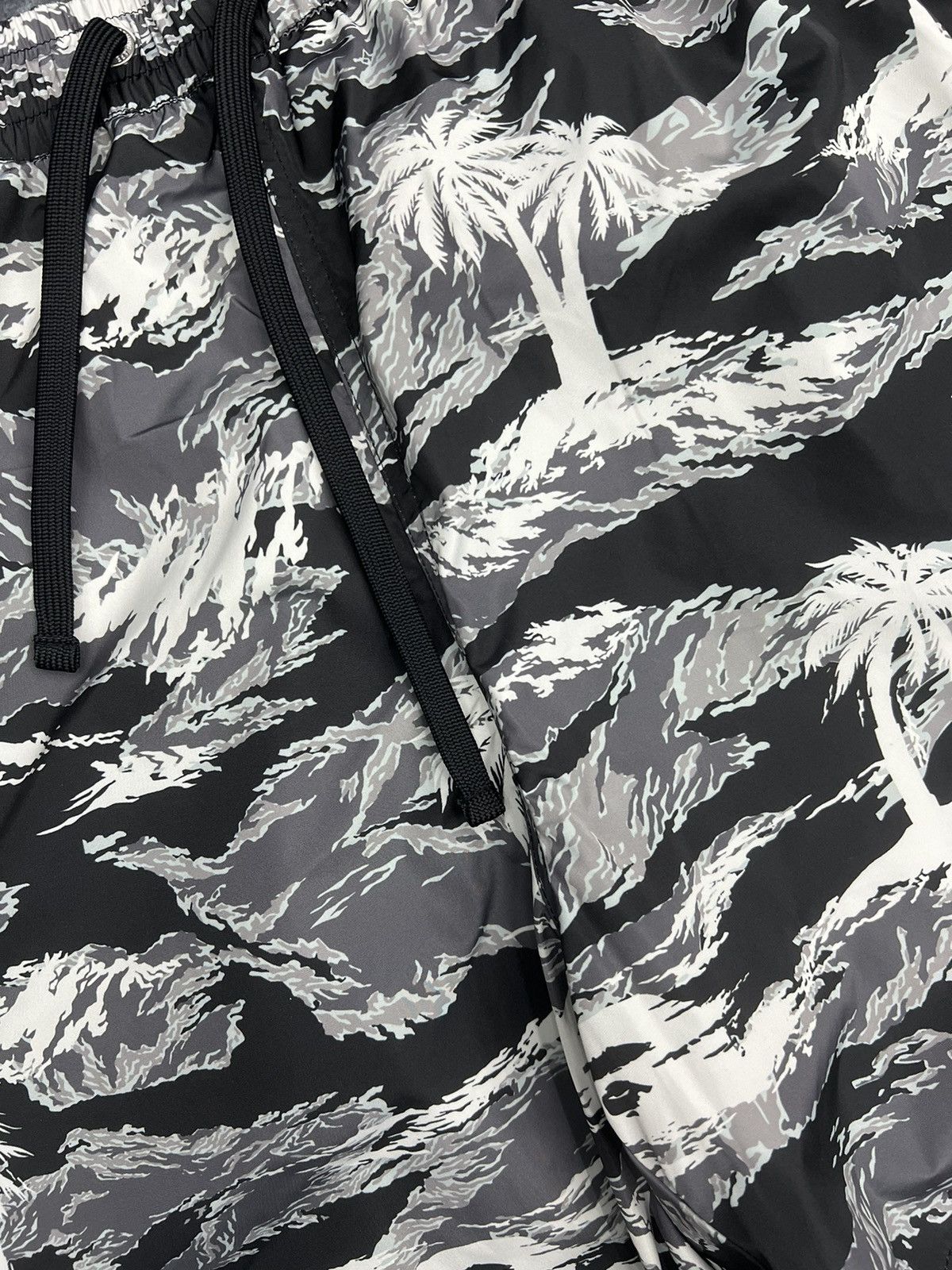 Bape Bape Palm Tree Camo Beach Shorts Size US 34 / EU 50 - 2 Thumbnail