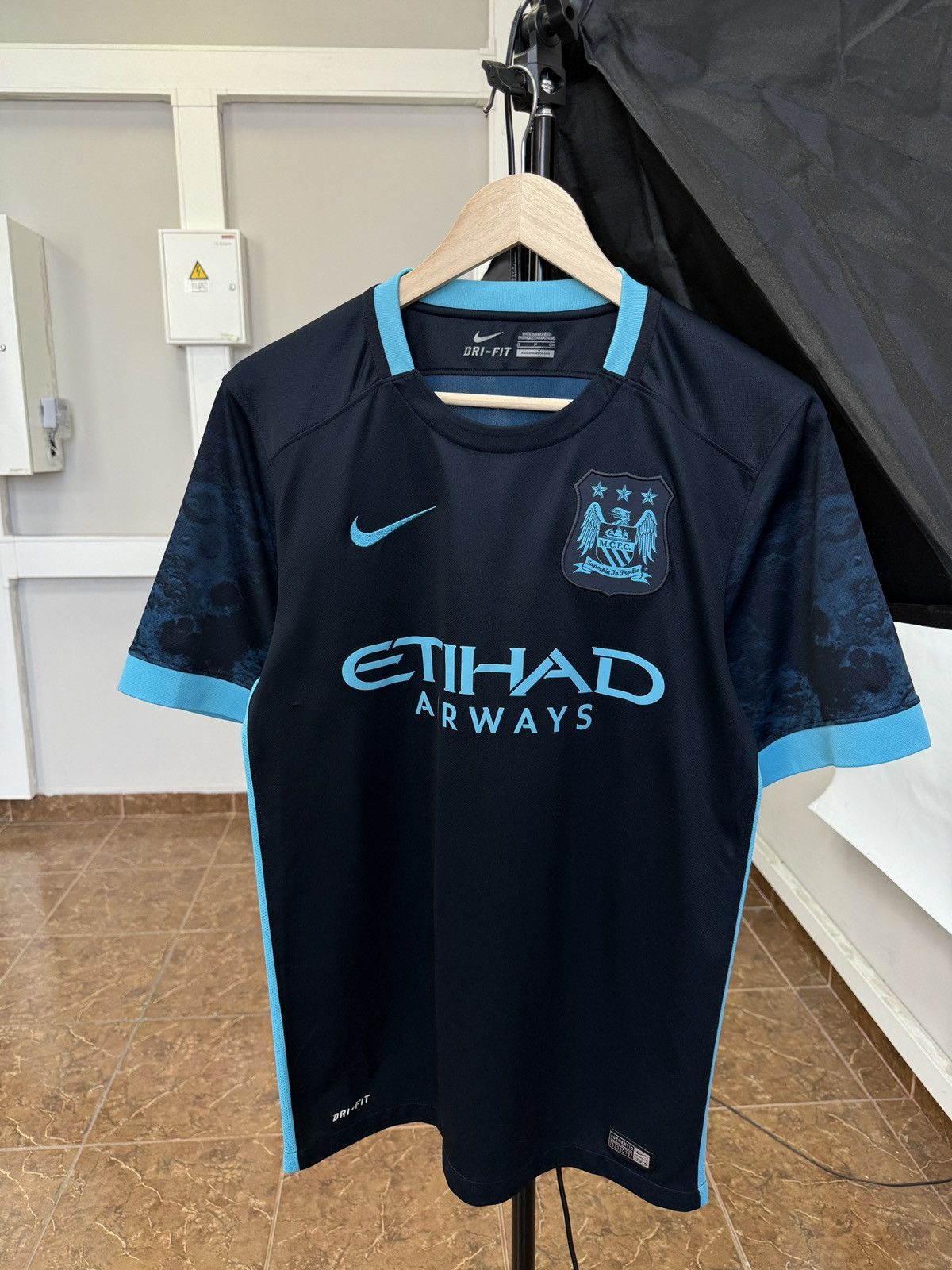 Nike 🏴󠁧󠁢󠁥󠁮󠁧󠁿 Y2K Manchester City 2015-2016 Away Soccer Jersey Etihad Size US S / EU 44-46 / 1 - 1 Thumbnail