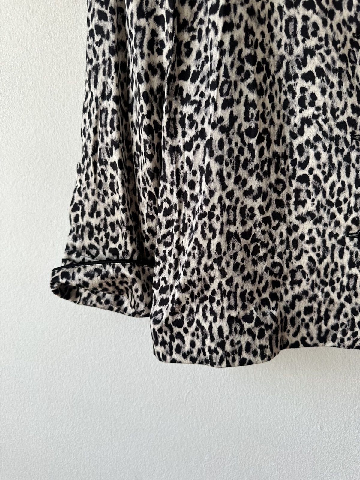 Saint Laurent Paris Saint Laurent Paris Leopard Print Silk Blazer Size XS / US 0-2 / IT 36-38 - 6 Thumbnail
