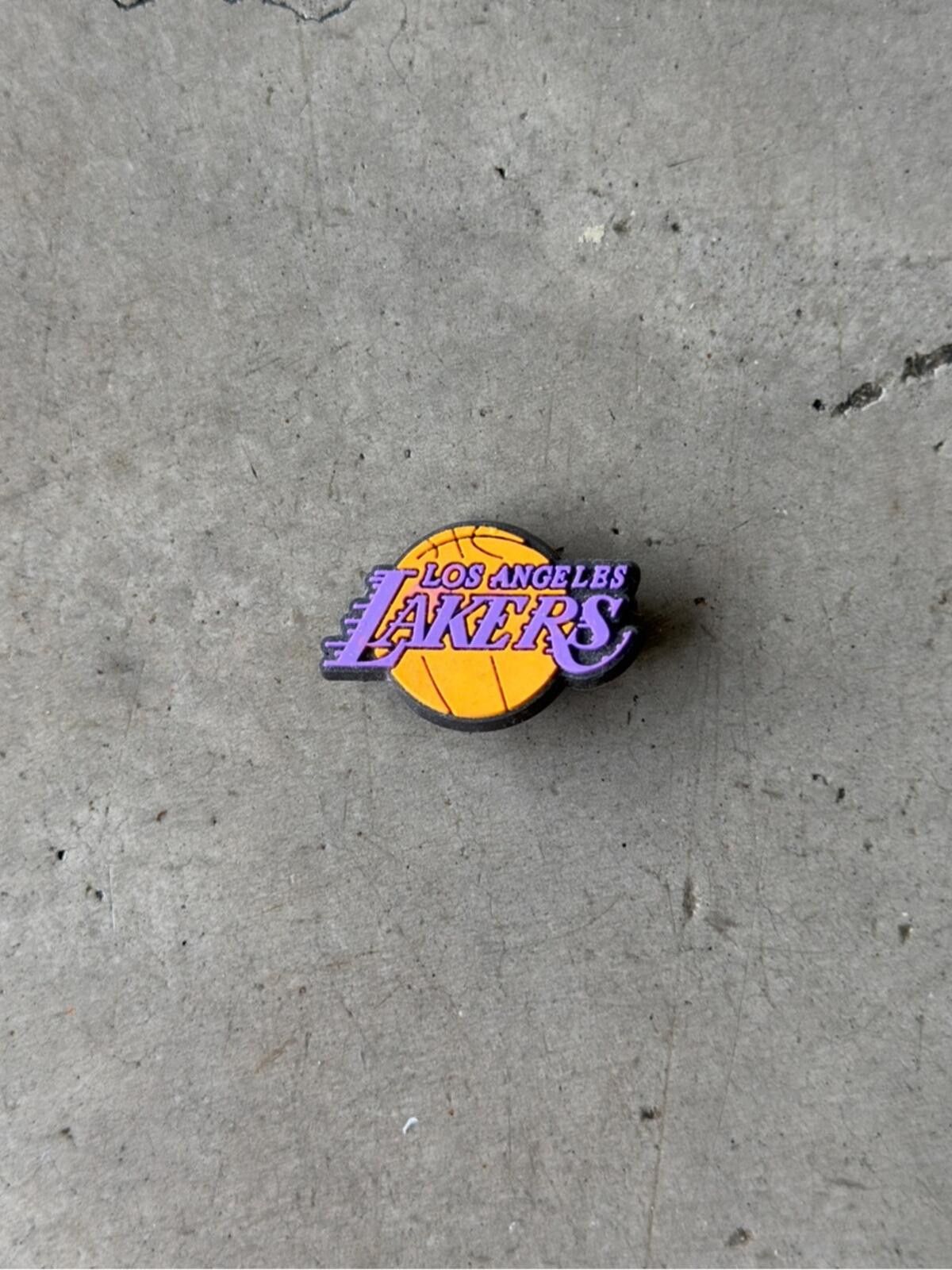 Crocs Crocs x Los Angeles Lakers / Charm Jibbitz / Purple Gold Size ONE SIZE - 1 Thumbnail