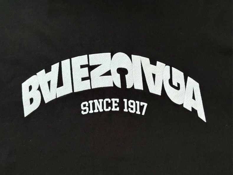 Balenciaga Balenciaga Special-shaped reverse logo short sleeve Size US L / EU 52-54 / 3 - 3 Thumbnail