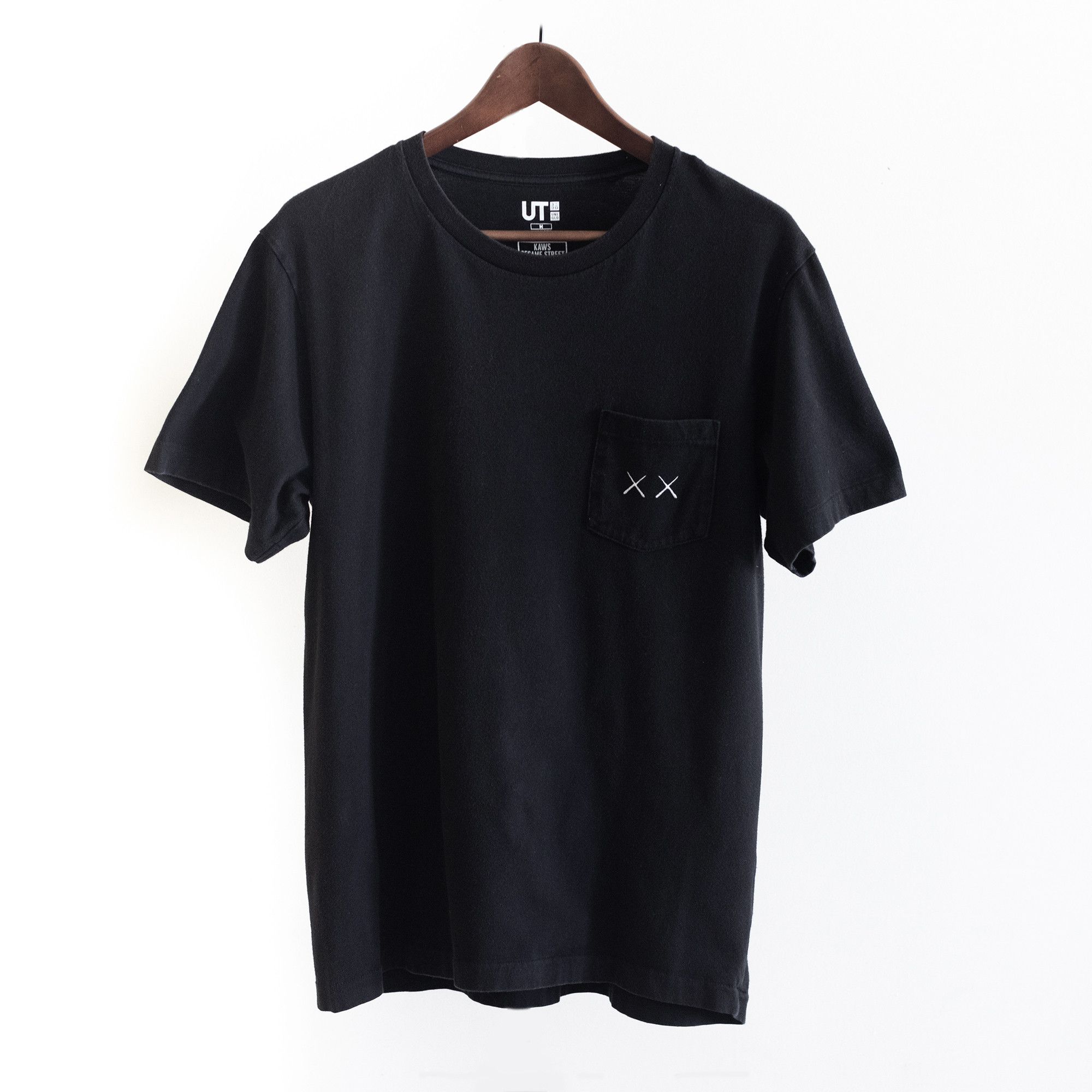 Kaws × Uniqlo Uniqlo x KAWS x Sesame Street: Black Pocket T-Shirt (Medium) Size US M / EU 48-50 / 2 - 1 Thumbnail