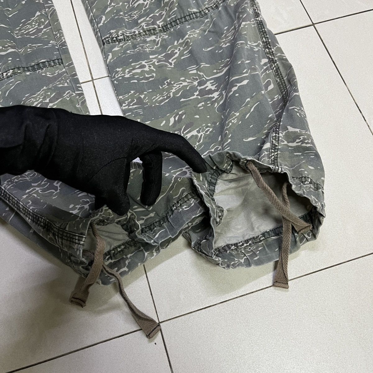 Uniqlo Uniqlo Camo Tiger Stripe Cargo Pants Size US 30 / EU 46 - 2 Thumbnail