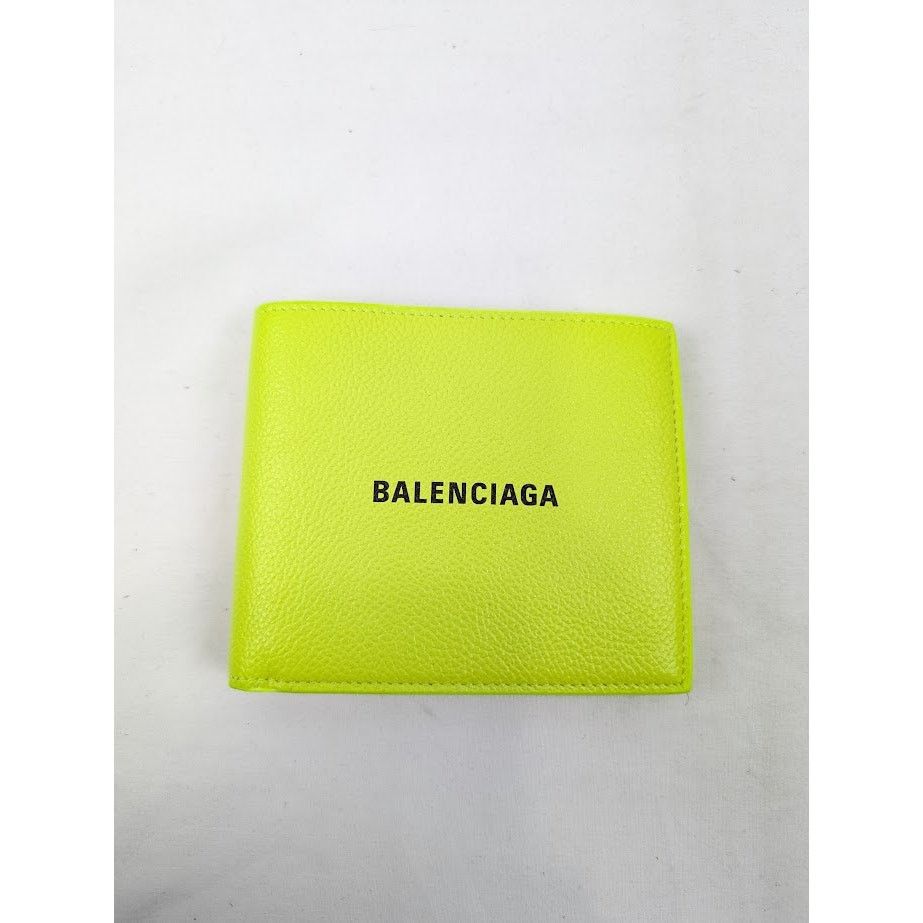 o1rshd1 Size: OS / Grained Calf Cash Square Folded Wallet