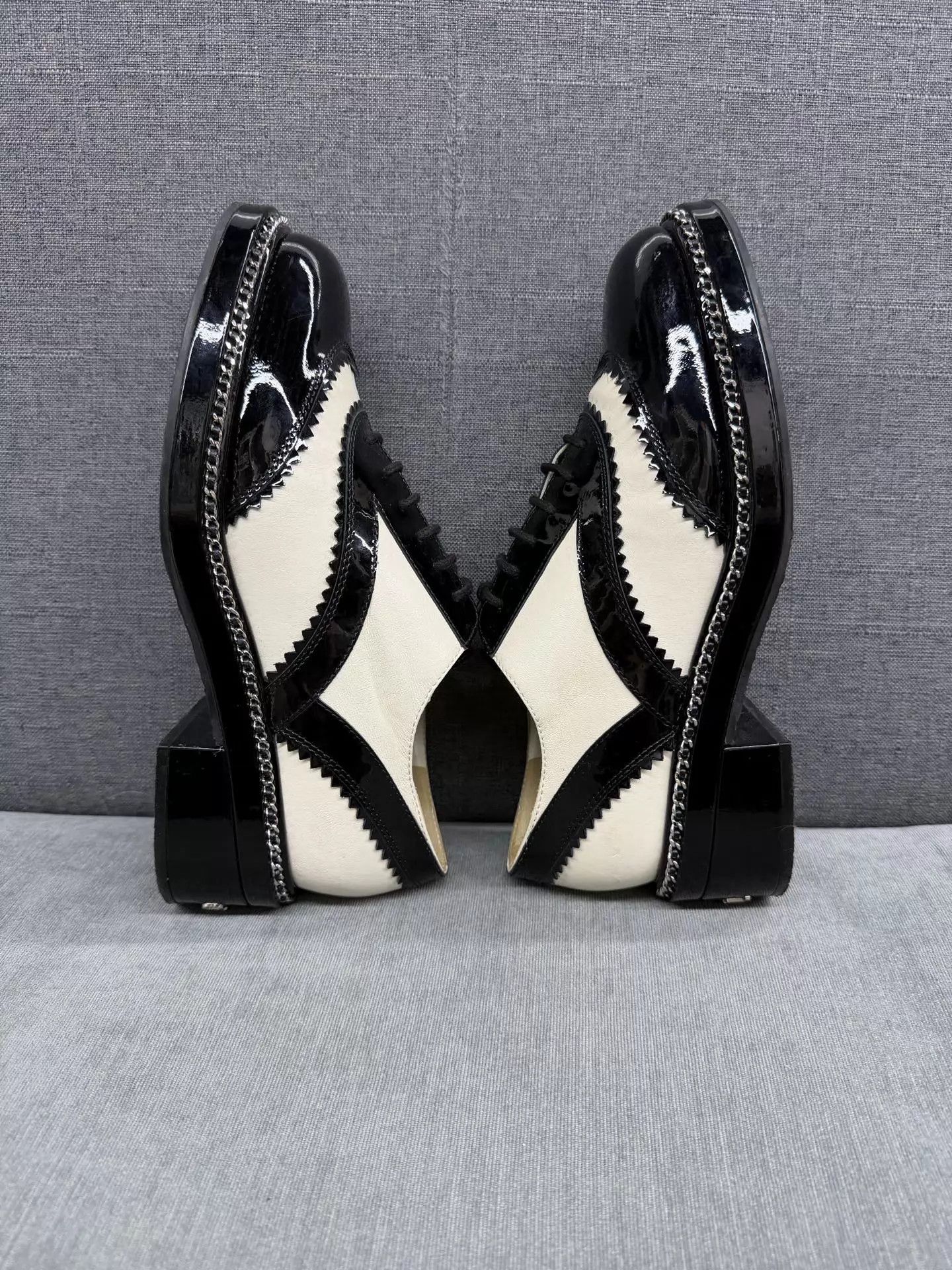 Chanel CHANEL Black/White Color Blocked Patent Leather Chain Flat 39 Size US 8.5 / IT 38.5 - 3 Thumbnail