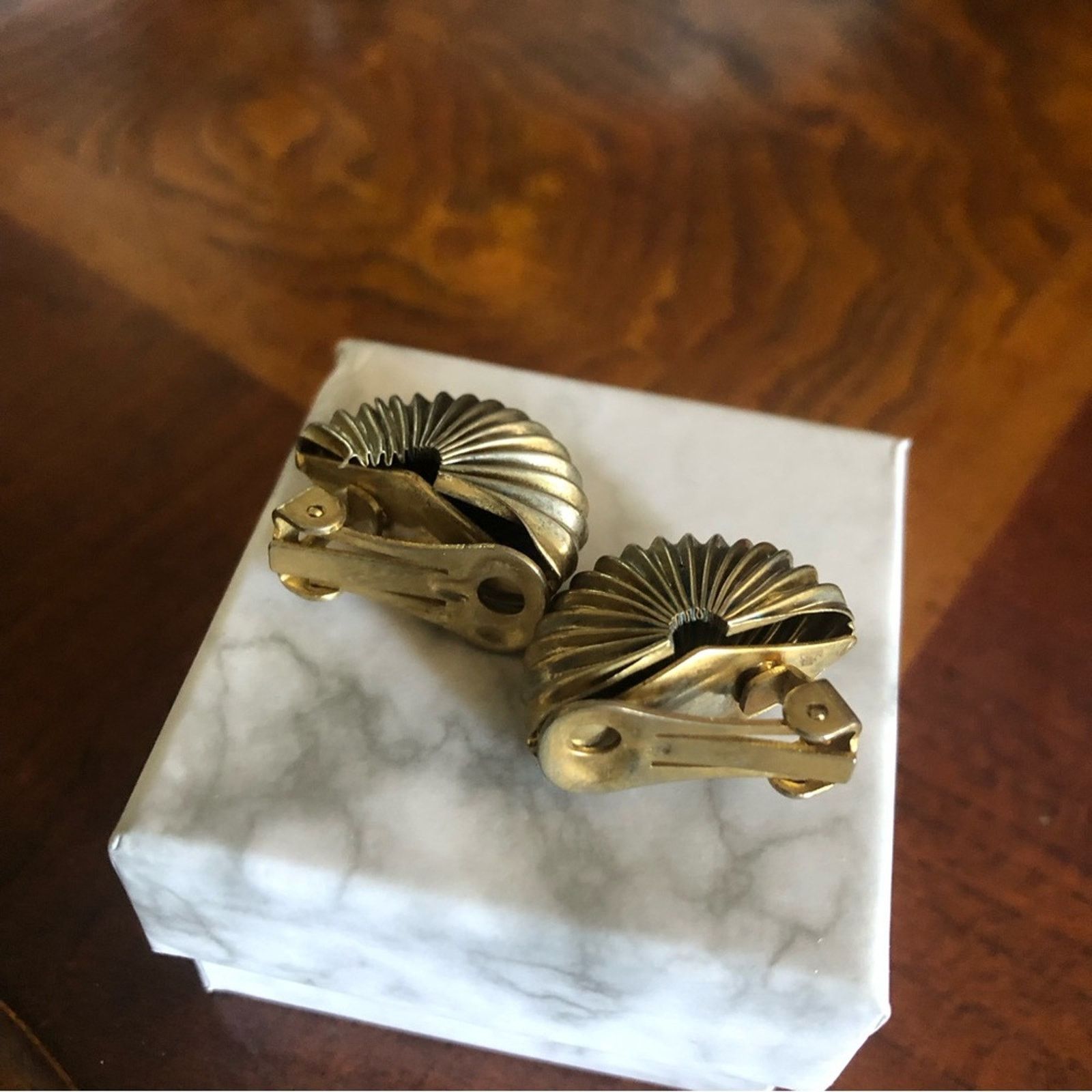 Vintage Vintage 70s brass tone slinky design dome clip on earrings Size ONE SIZE - 5 Thumbnail