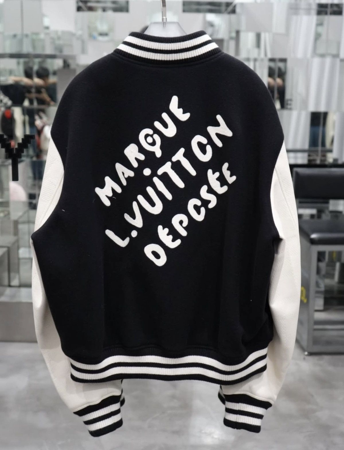Louis Vuitton Louis Vuitton x Pharrell Size US L / EU 52-54 / 3 - 6 Thumbnail
