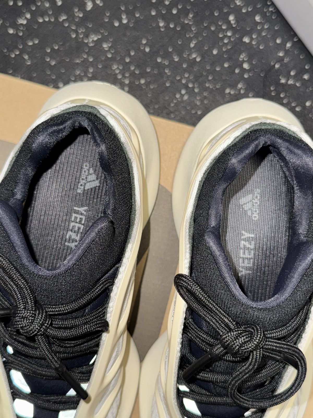 Adidas × Yeezy Adidas Yeezy 700 V3 Azael sz 5.5Y Size US 5.5 / EU 38 - 10 Thumbnail