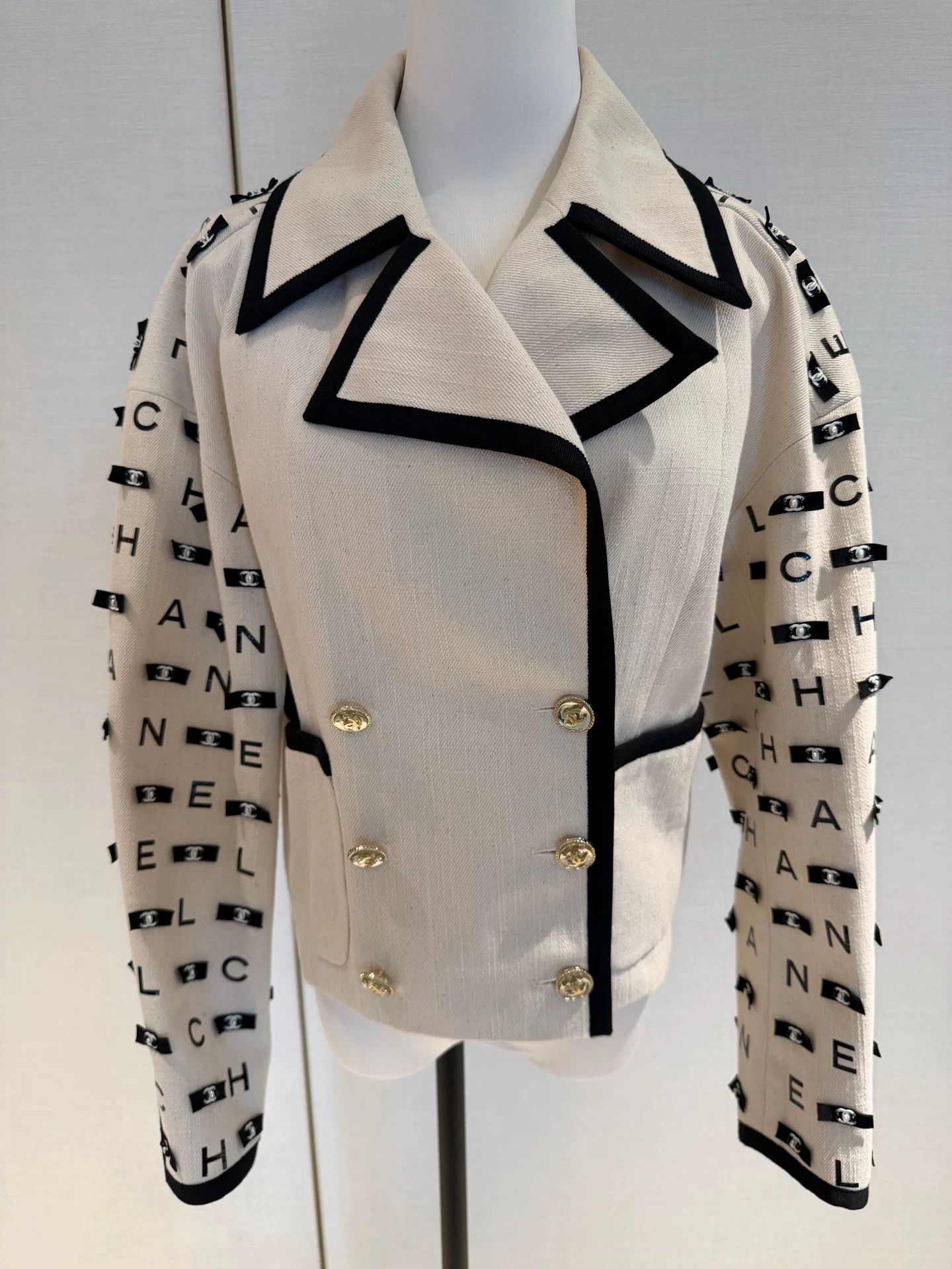 Chanel Chanel 21S Bow Logo Sequin Jacket Size US S / EU 44-46 / 1 - 1 Thumbnail