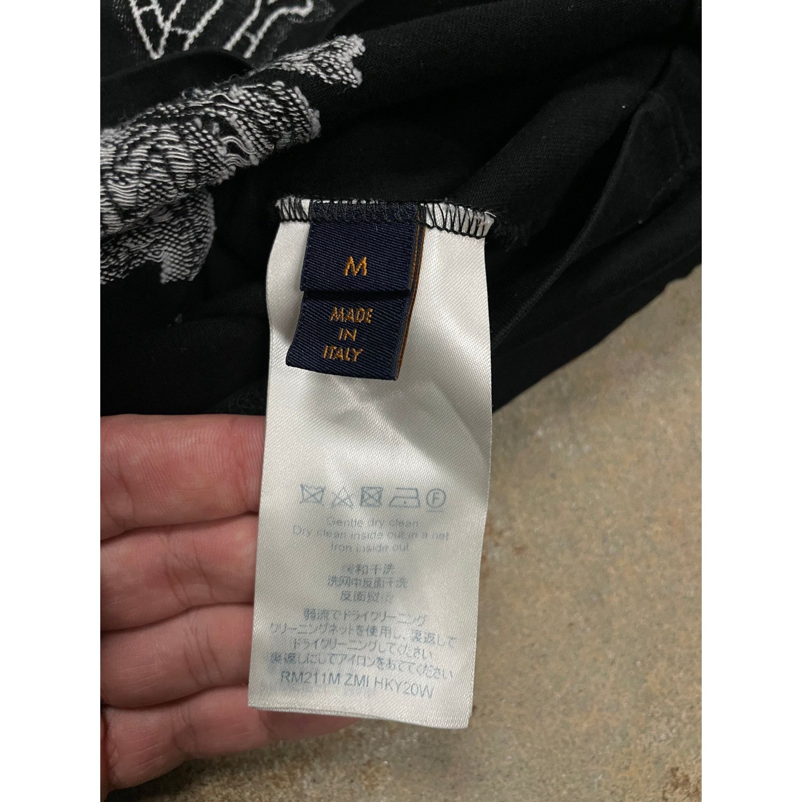 Louis Vuitton LV Multi Logo Tee Black Medium Used Size US M / EU 48-50 / 2 - 4 Thumbnail
