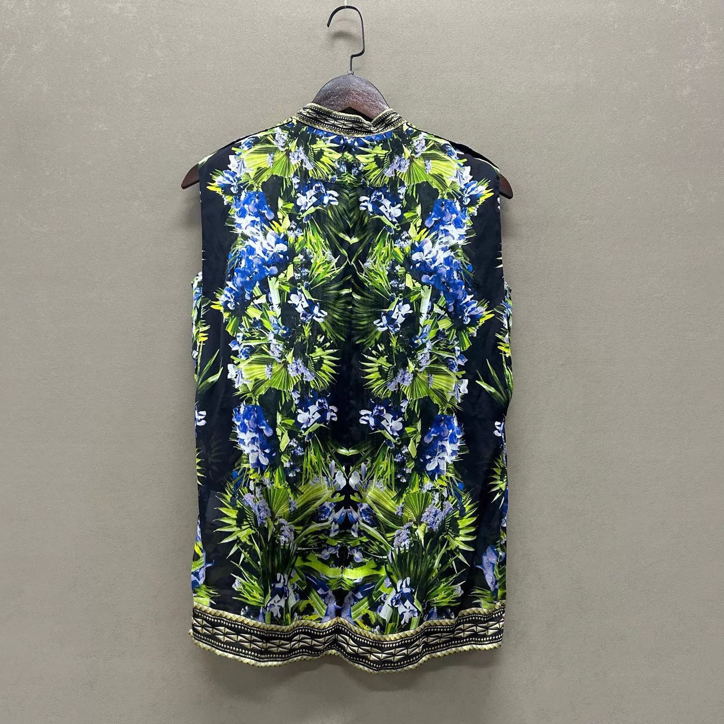 Givenchy Givenchy silk printed top 99 new 38 Size XS / US 0-2 / IT 36-38 - 2 Thumbnail
