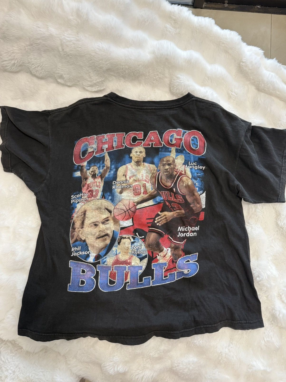 Vintage Vintage 1997 NBA World Champions Chicago Bulls Rap Tee Size US XL / EU 56 / 4 - 5 Thumbnail