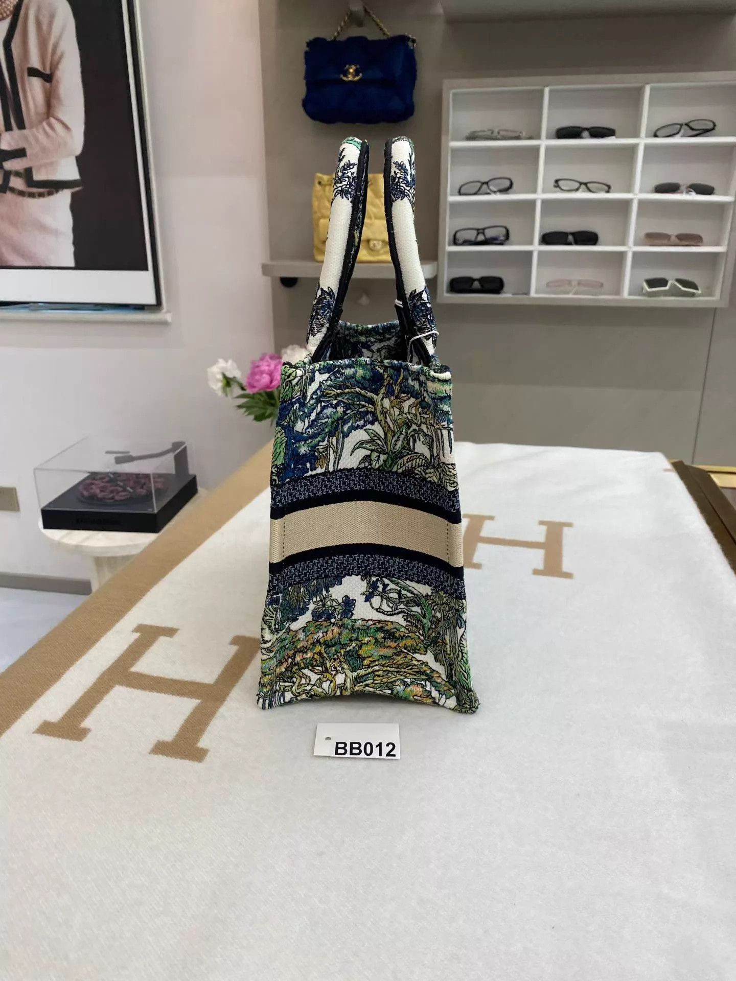 Dior Dior Book Tote Embroidered Animal Floral Canvas Size ONE SIZE - 6 Thumbnail
